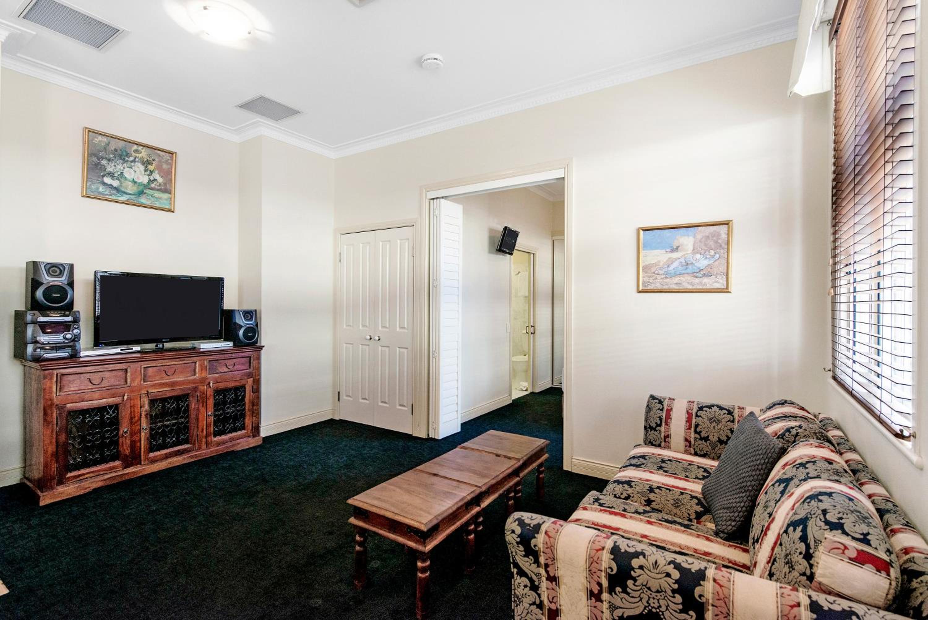 Two-Bedroom Apartment thumbnail 5