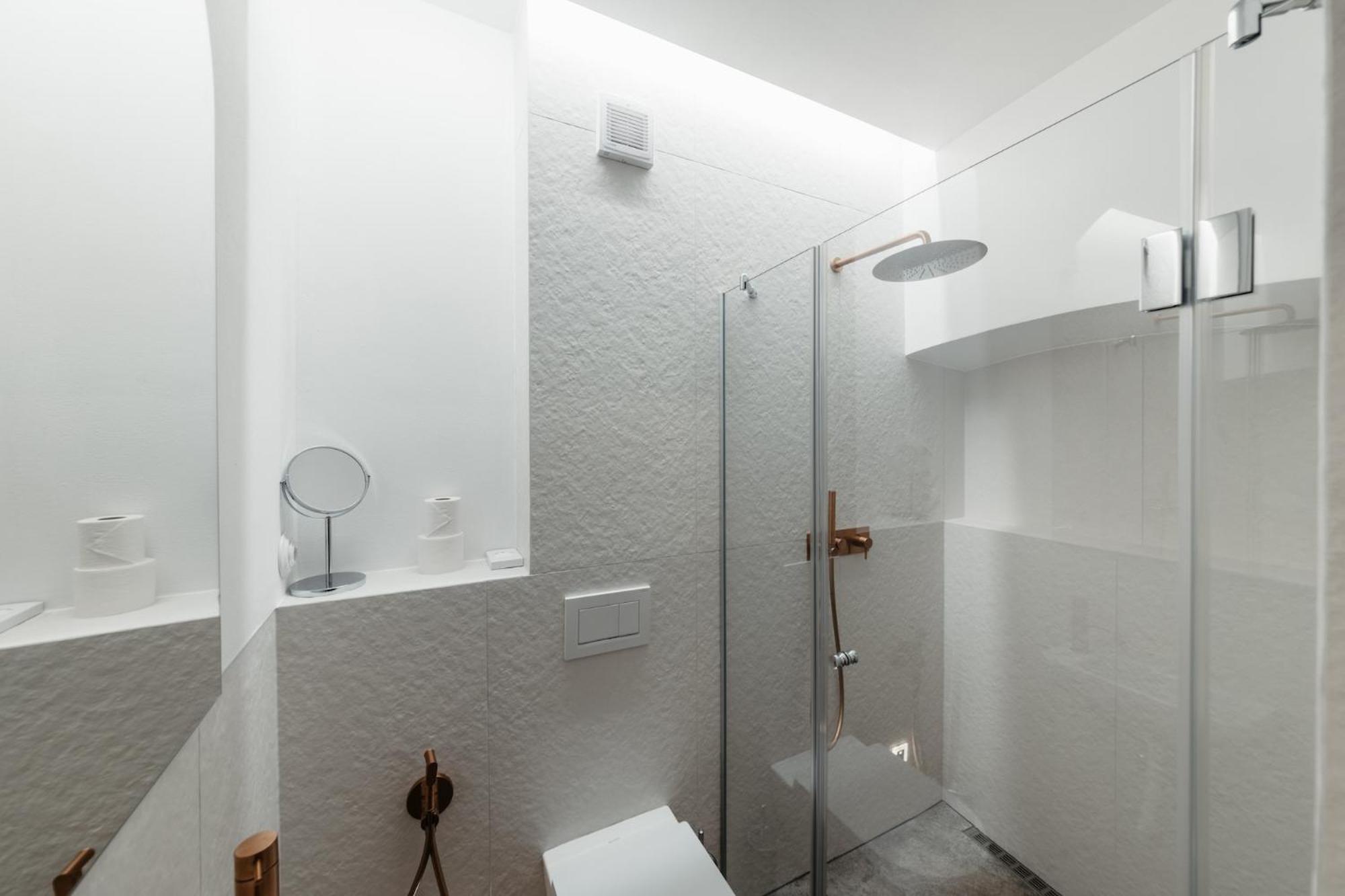 Deluxe Suite with Bath Tub - Photo 9
