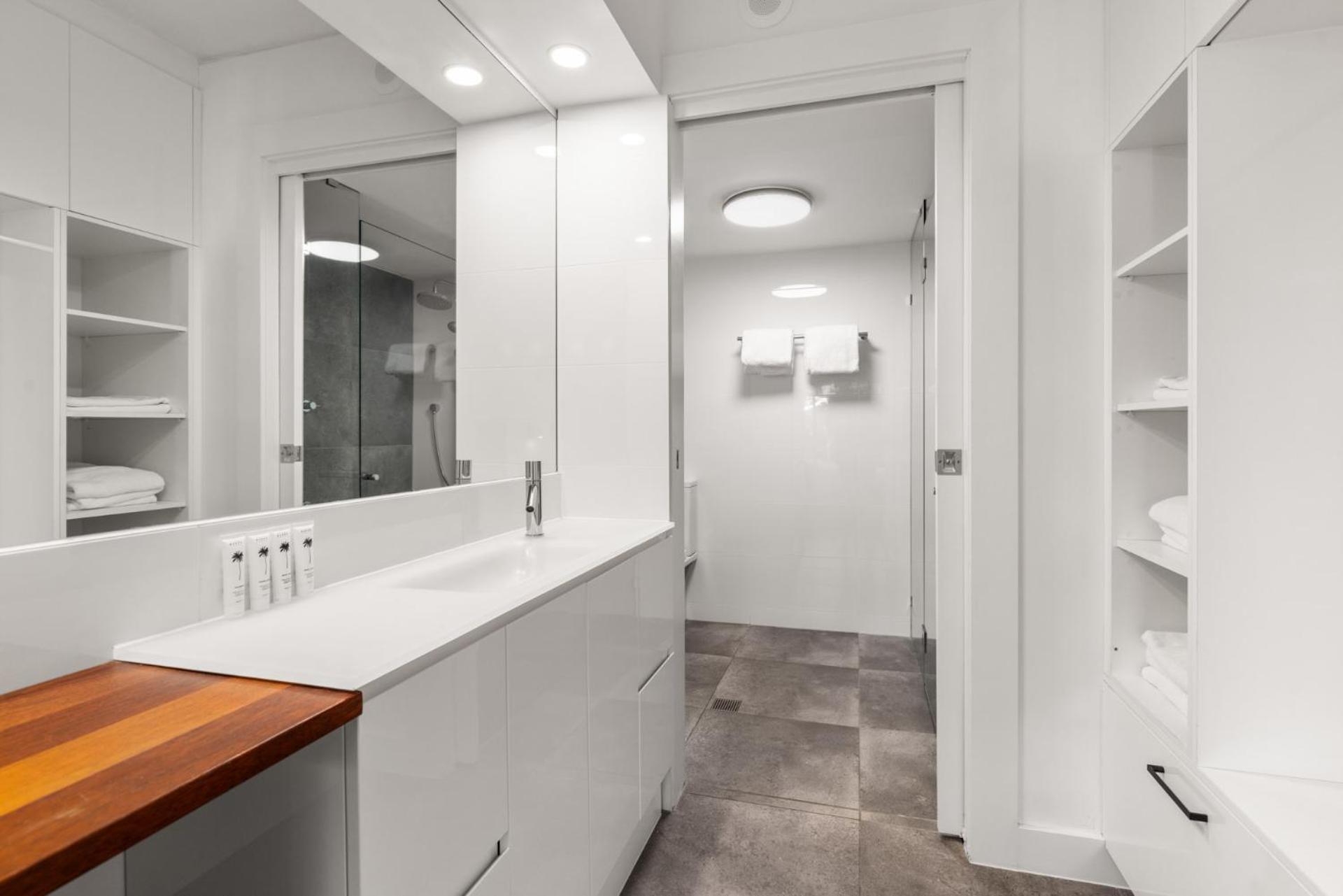 Executive One-Bedroom Apartment - Photo 16