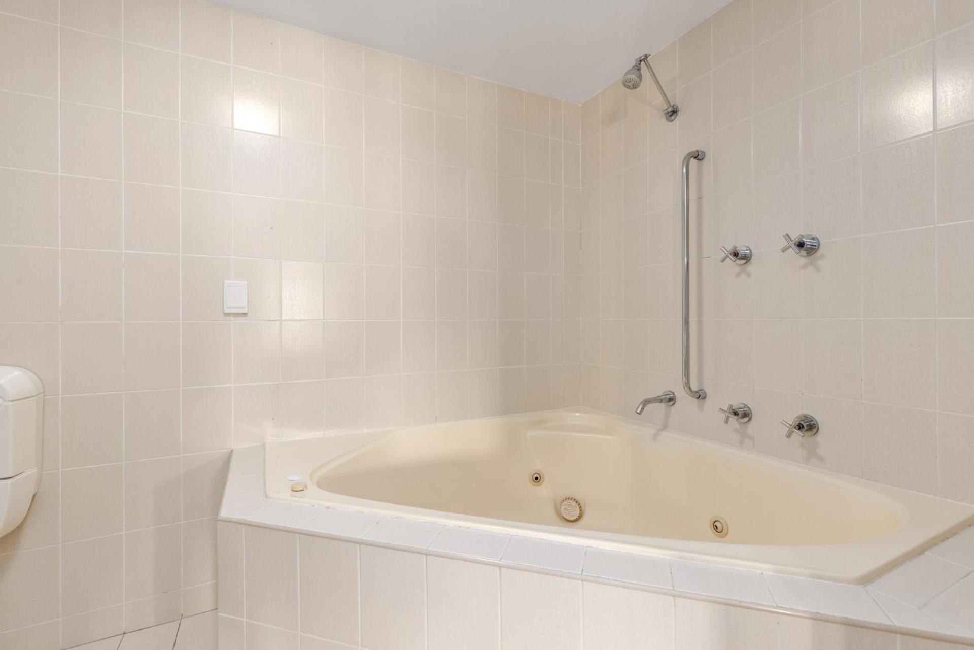 Executive One-Bedroom Apartment - Photo 18