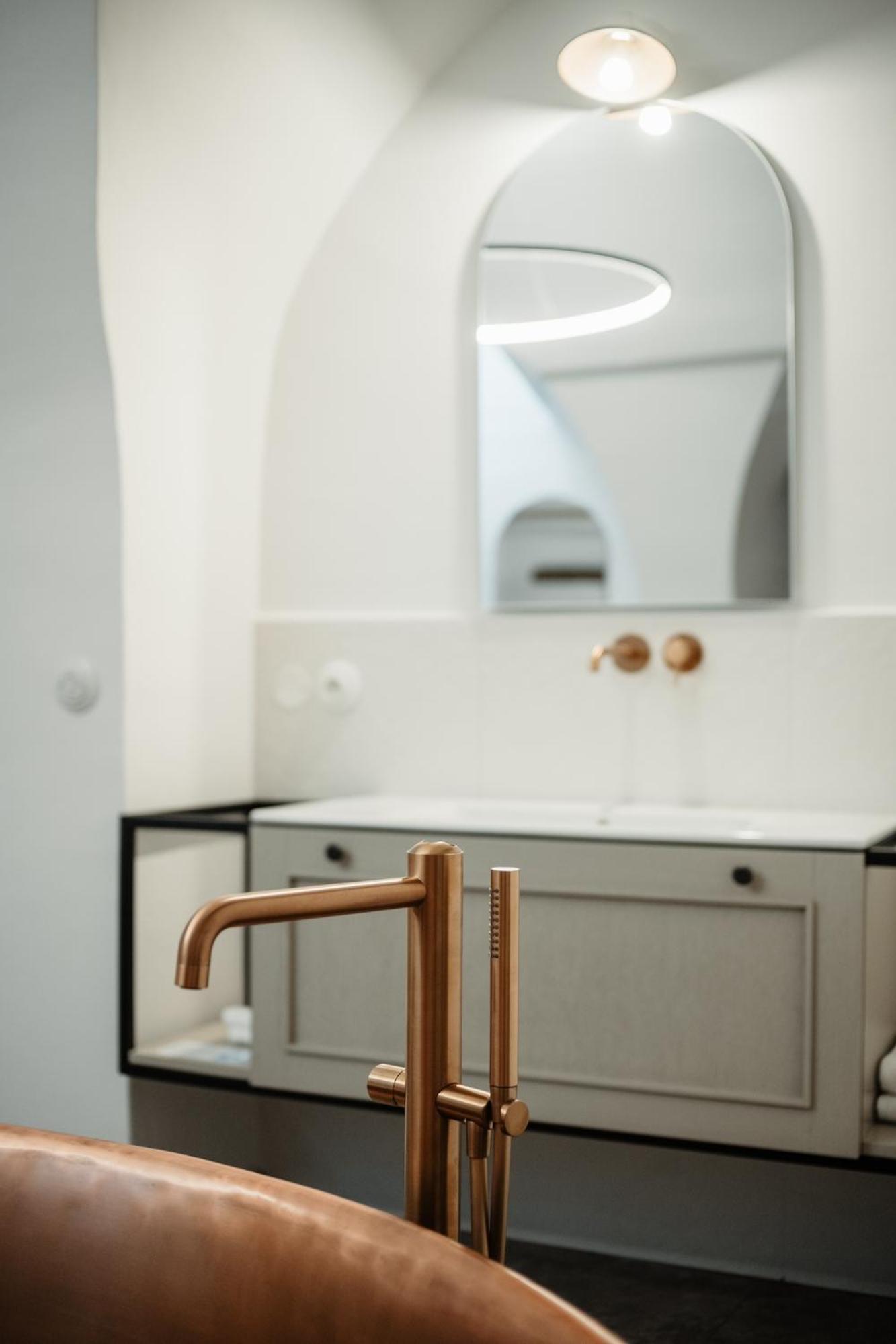 Deluxe Suite with Bath Tub - Photo 15