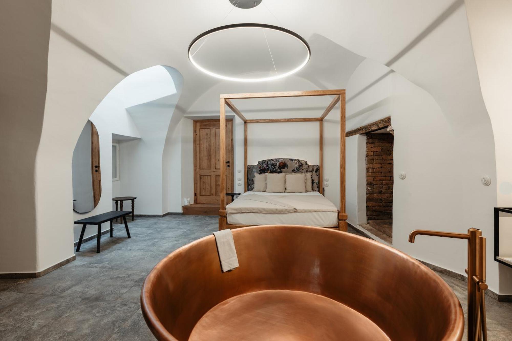 Deluxe Suite with Bath Tub - Photo 8