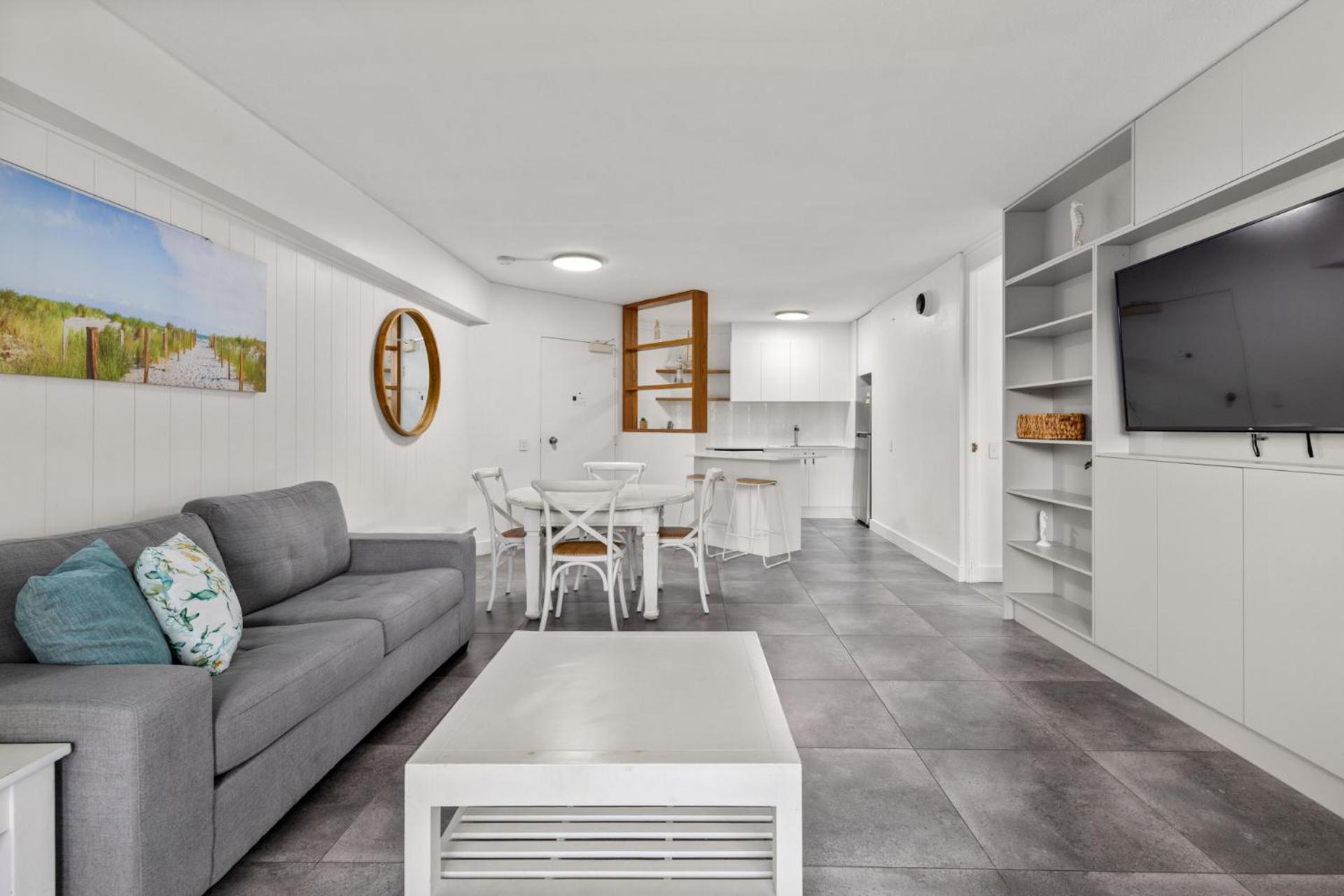 Executive One-Bedroom Apartment - Photo 4