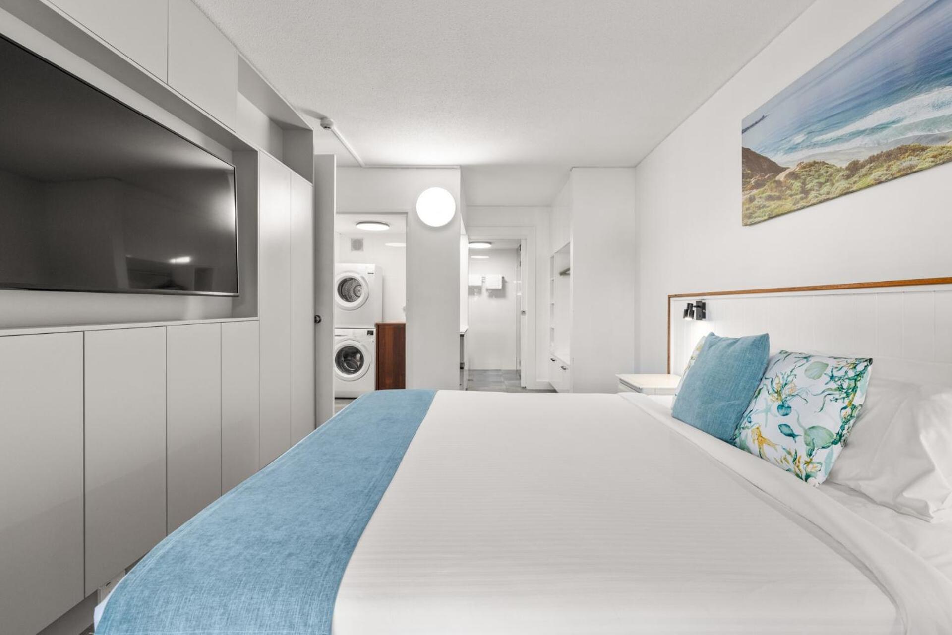 Executive One-Bedroom Apartment - Photo 8