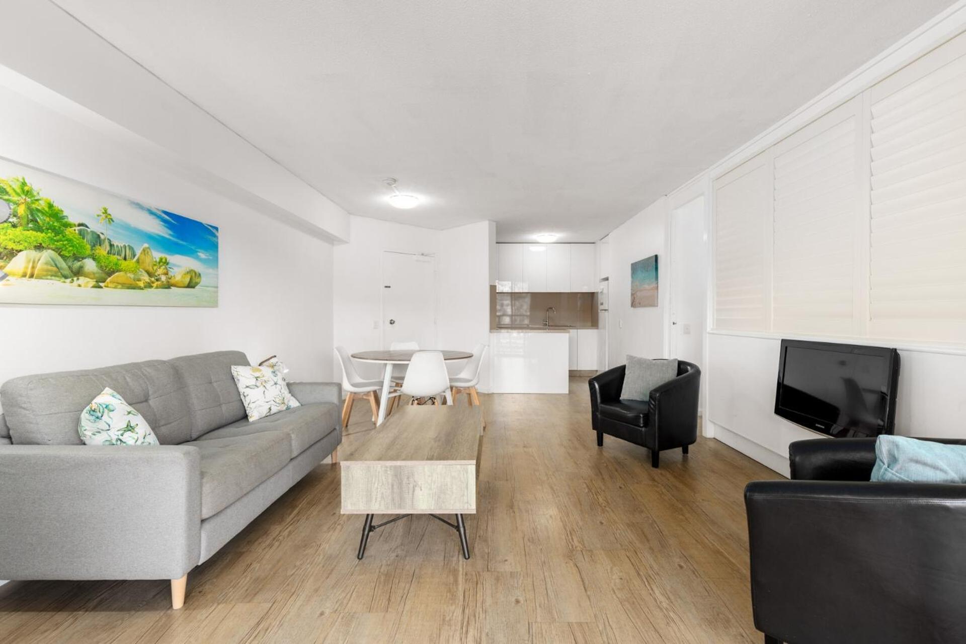 Executive One-Bedroom Apartment - Photo 3
