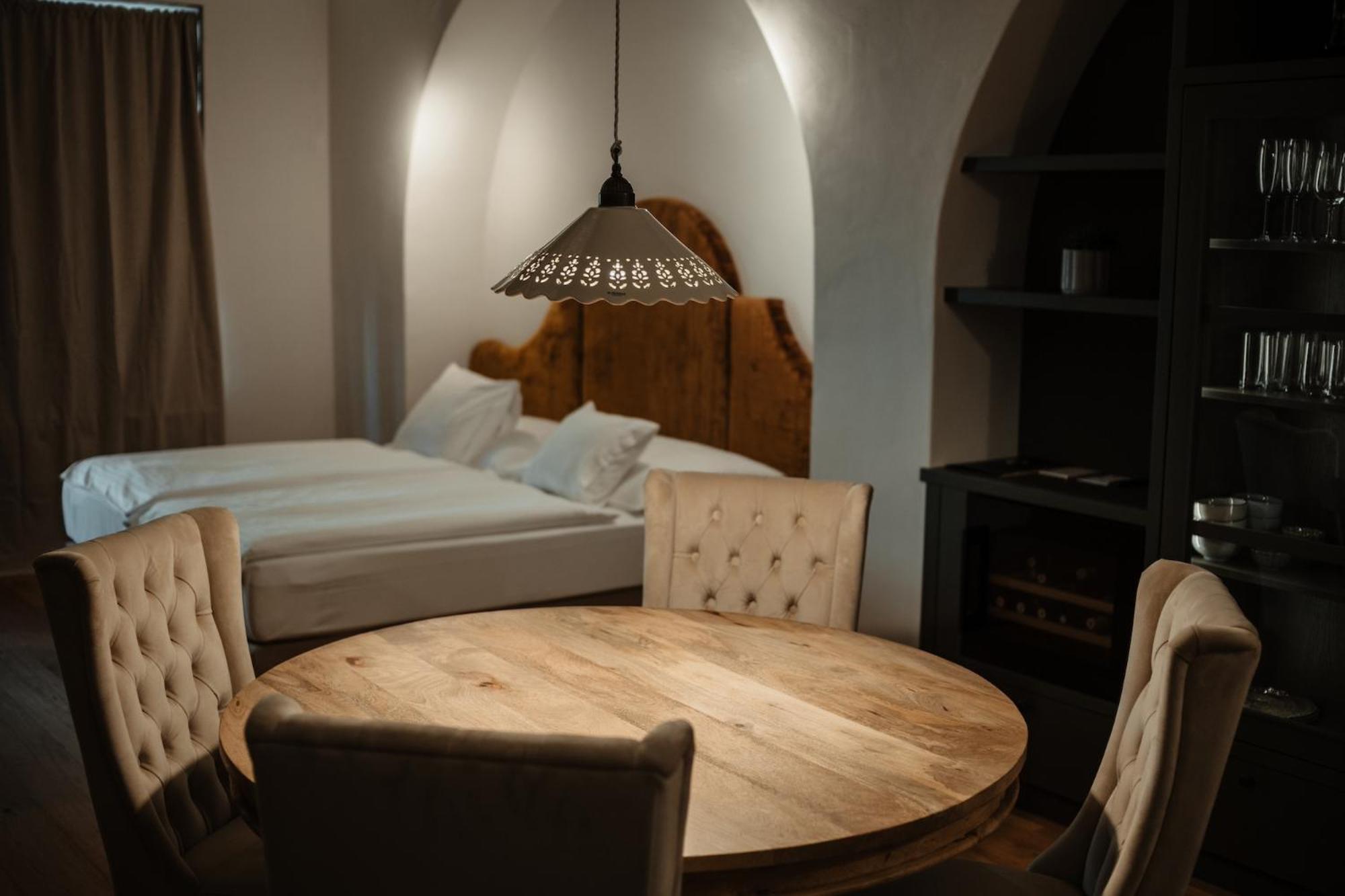 Deluxe Suite with Bath Tub - Photo 4