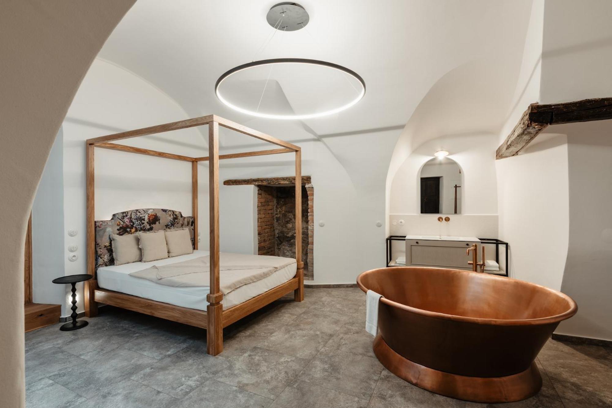 Deluxe Suite with Bath Tub - Photo 18