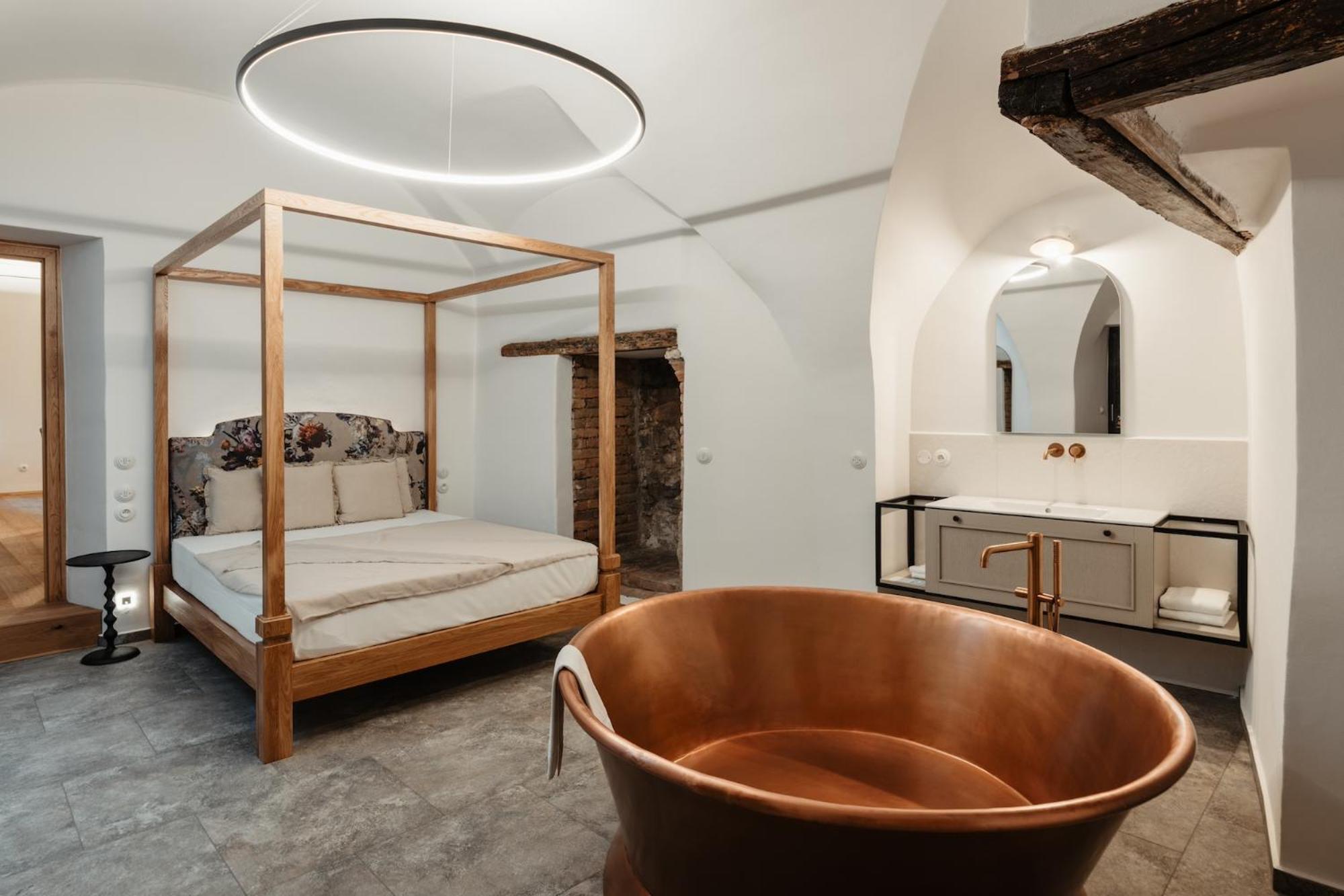 Deluxe Suite with Bath Tub - Photo 10