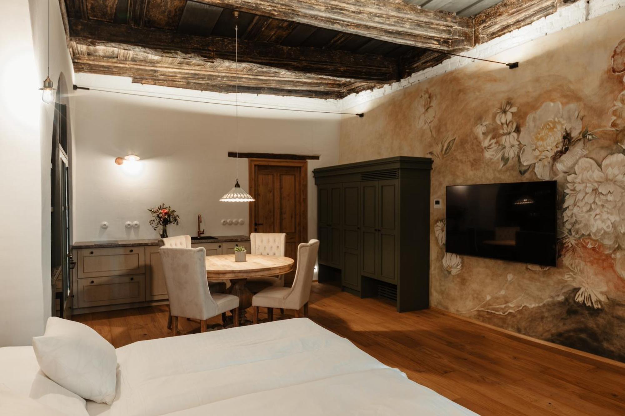 Deluxe Suite with Bath Tub - Photo 16