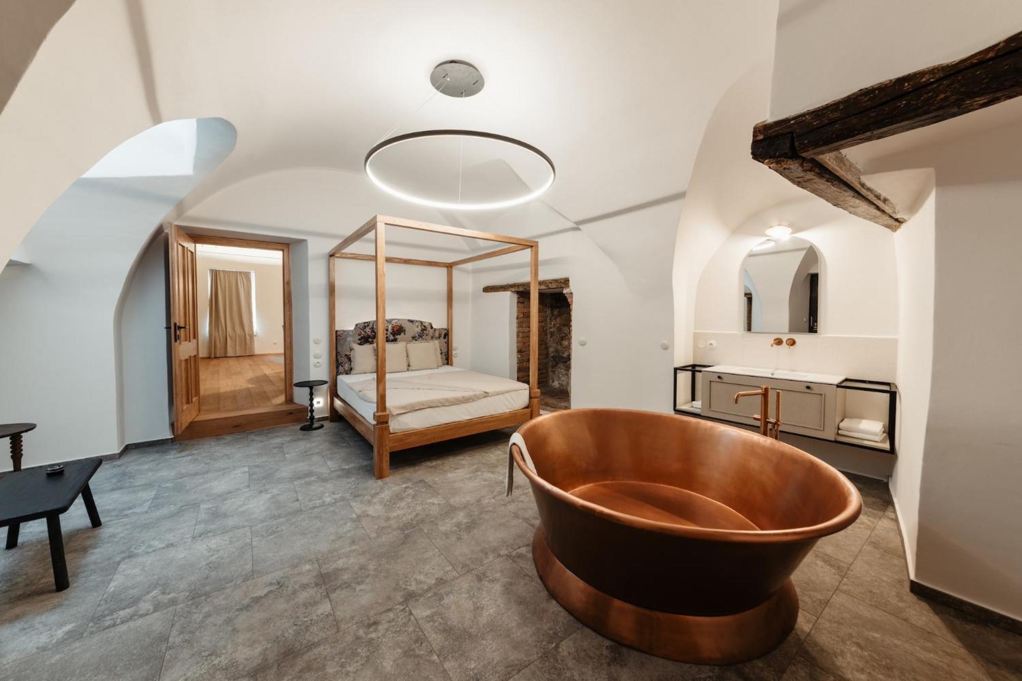 Deluxe Suite with Bath Tub - Photo 19