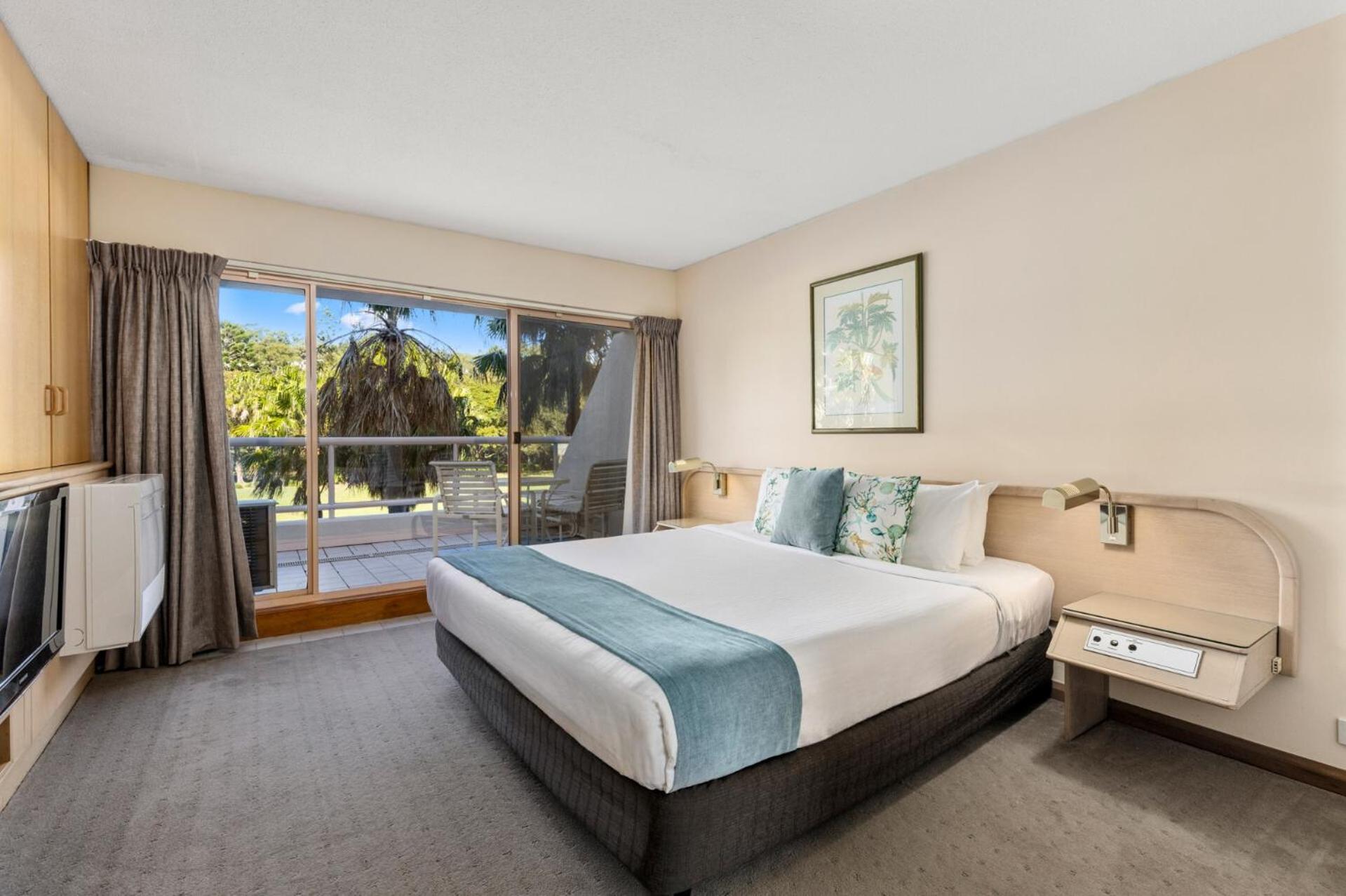 Three-Bedroom Apartment with Spa - Photo 4