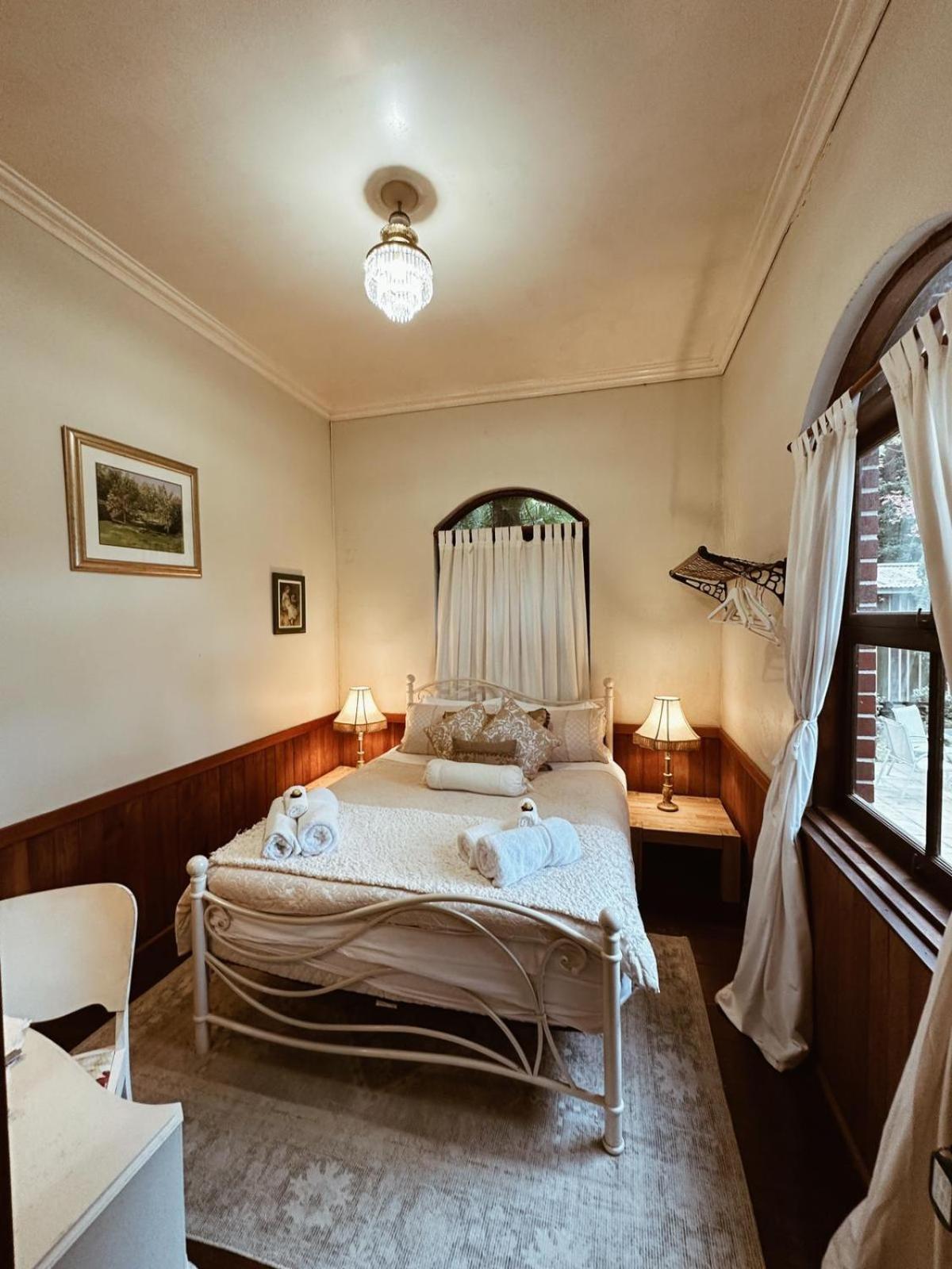 Queen Room with Shared Bathroom photo 2