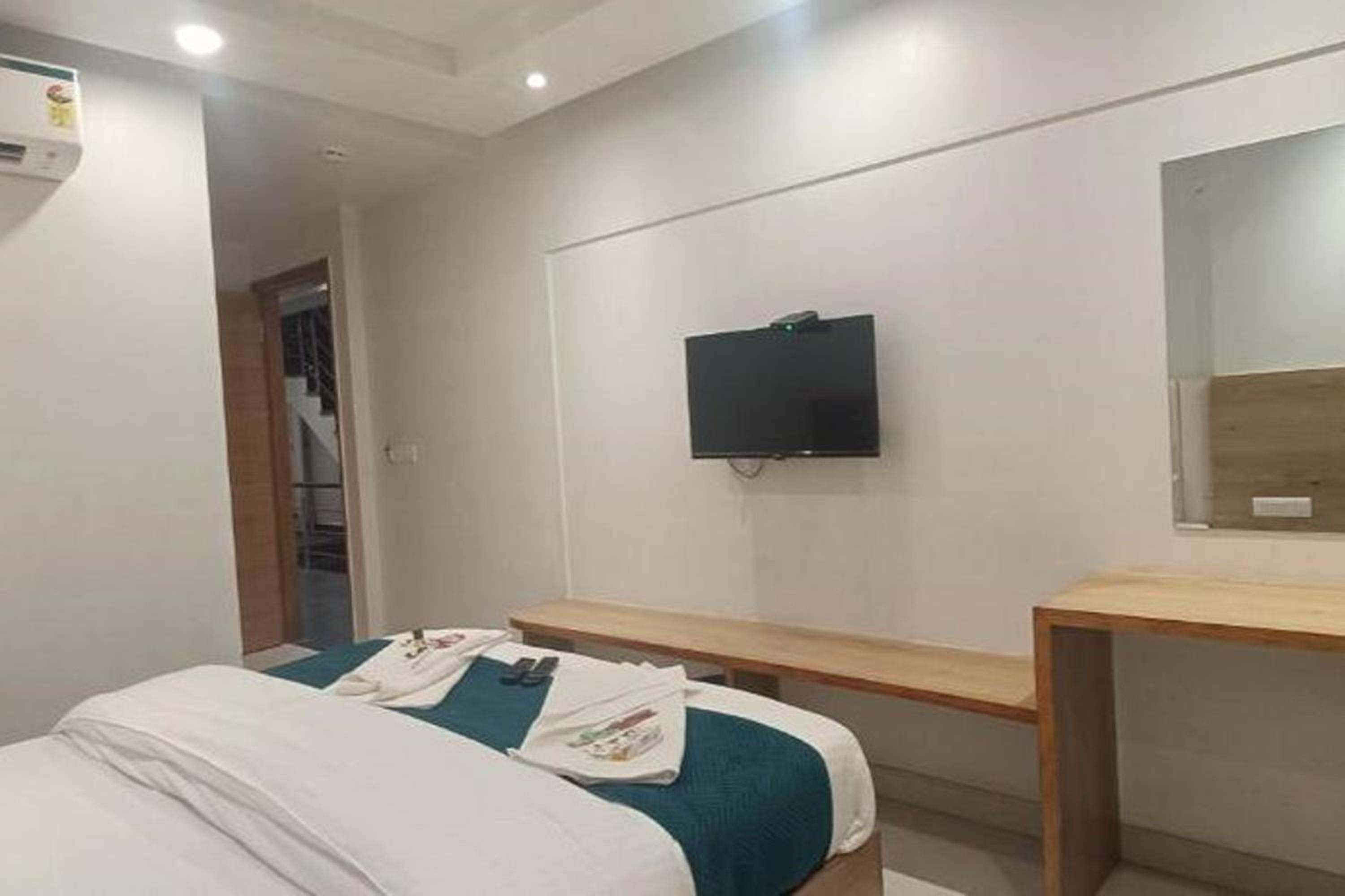 Deluxe Double Room - Photo 9