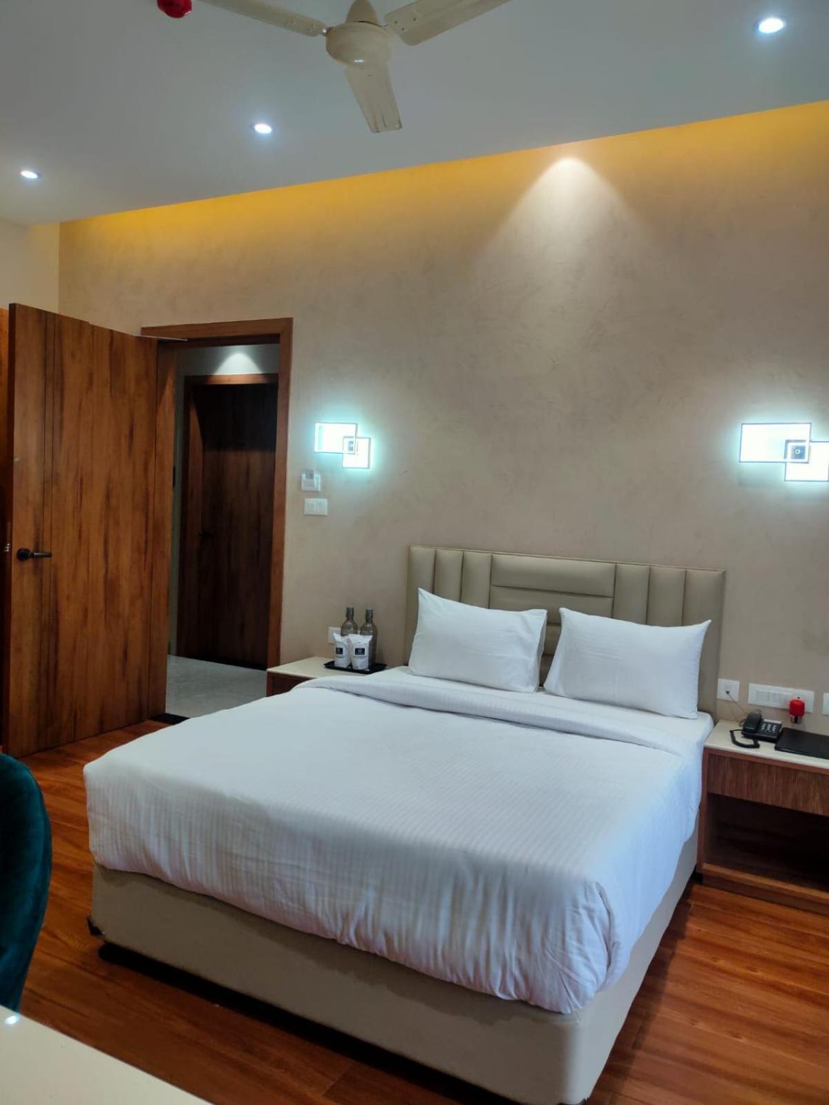 Superior King Room photo 2