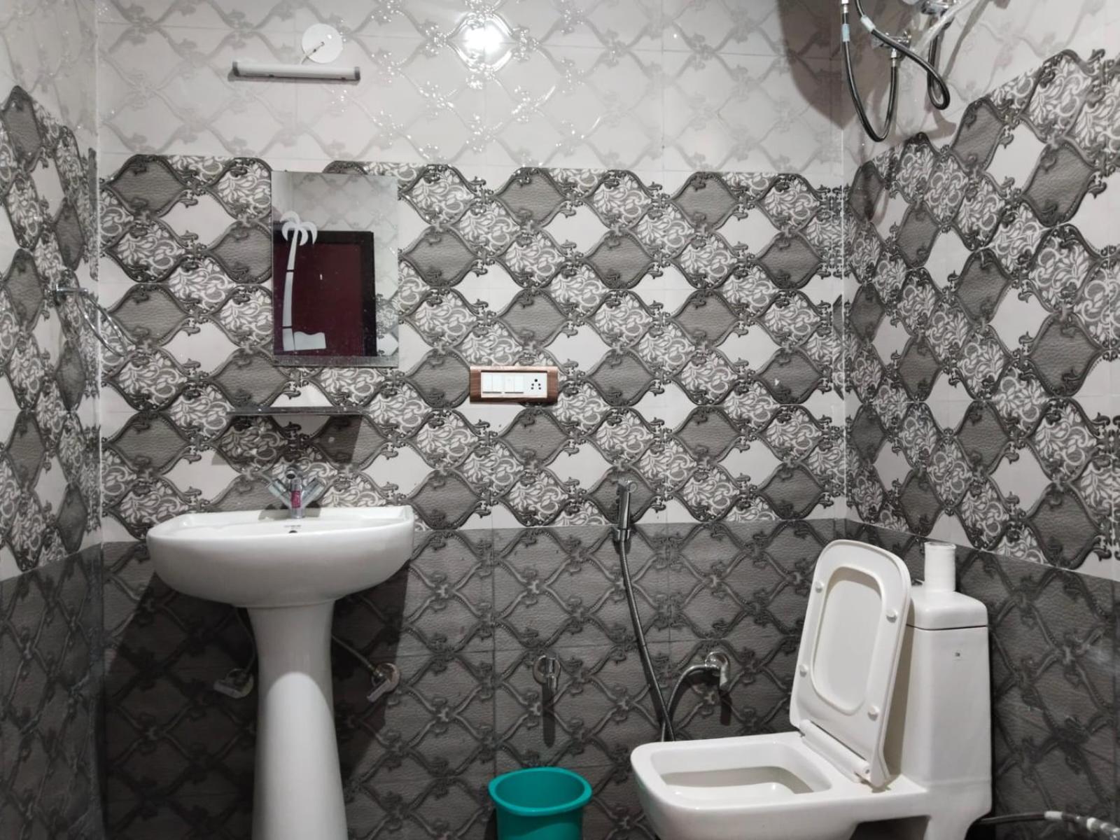 Double Room with Private Bathroom photo 2