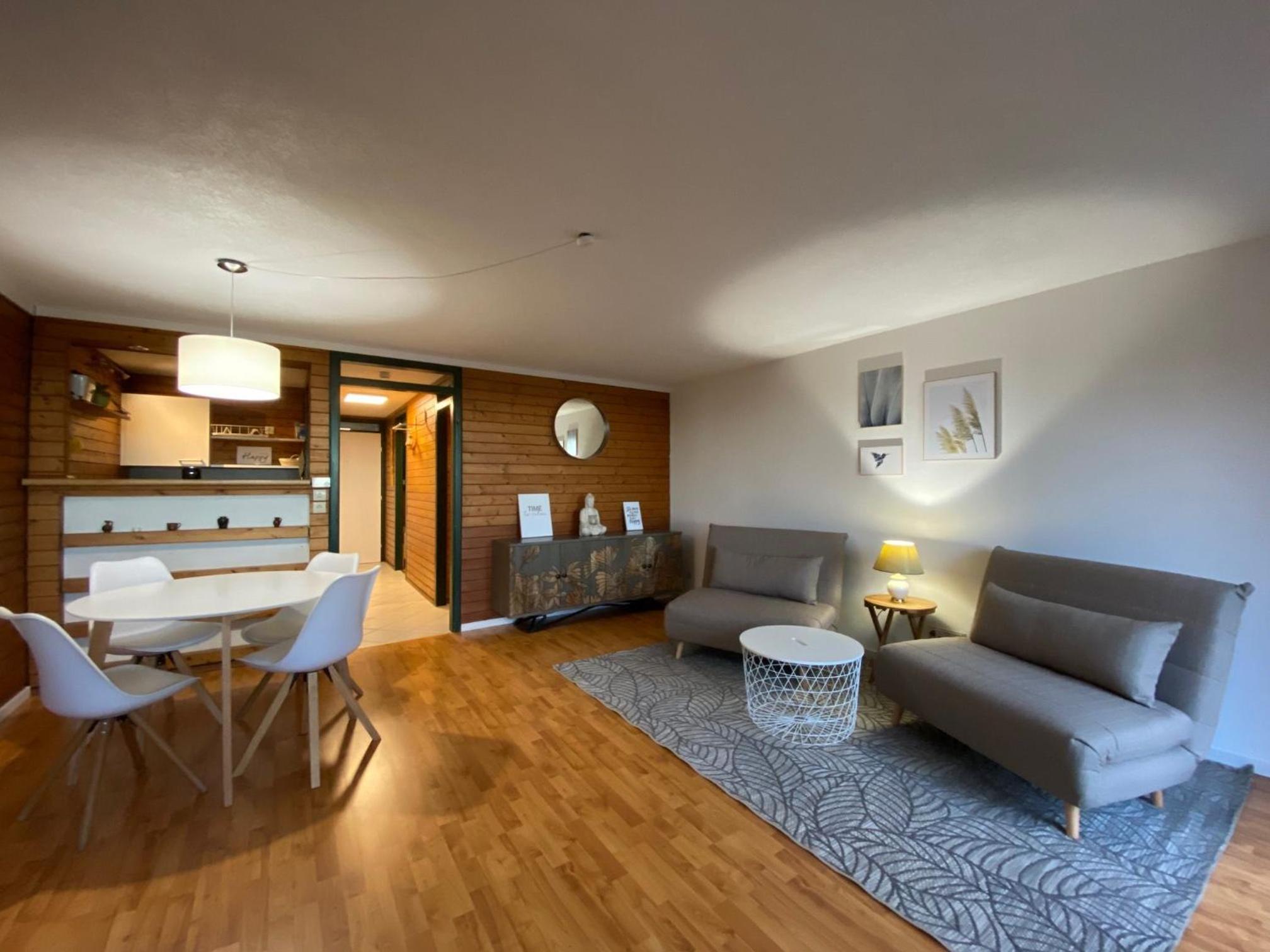 One-Bedroom Apartment with Balcony photo 1