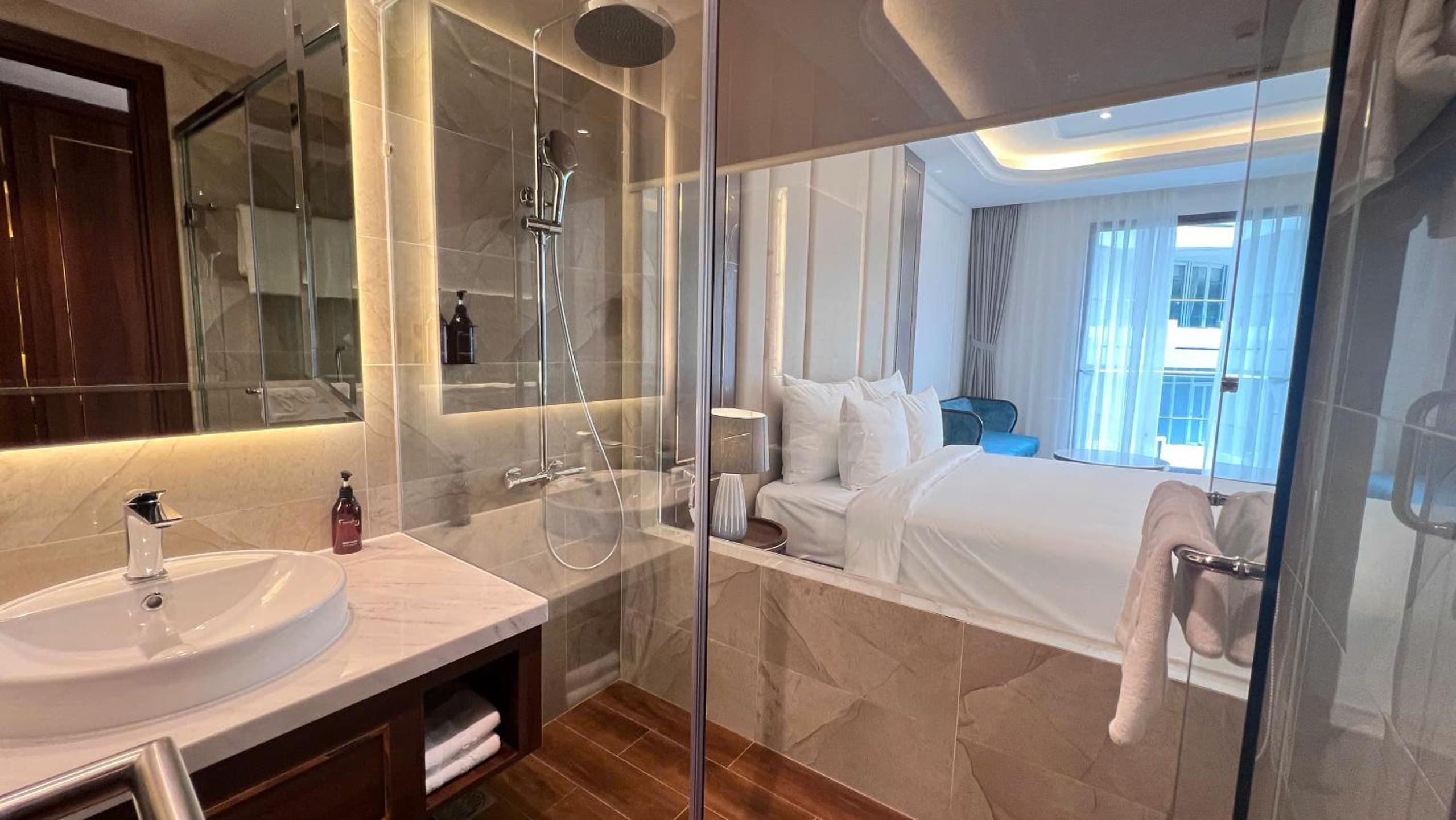 Deluxe Double Room with Balcony photo 3