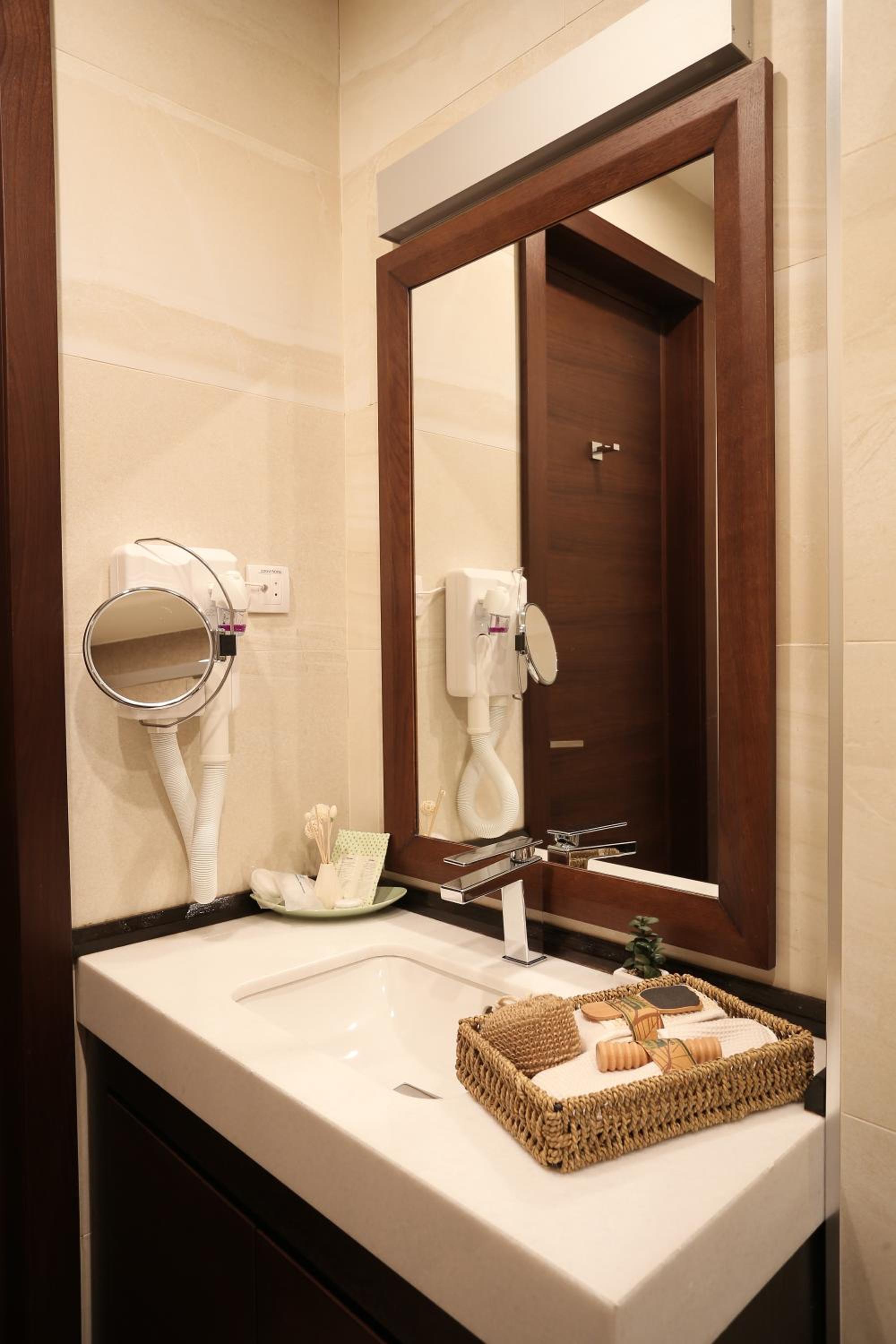 Luxury Suite with Free Parking - Photo 36