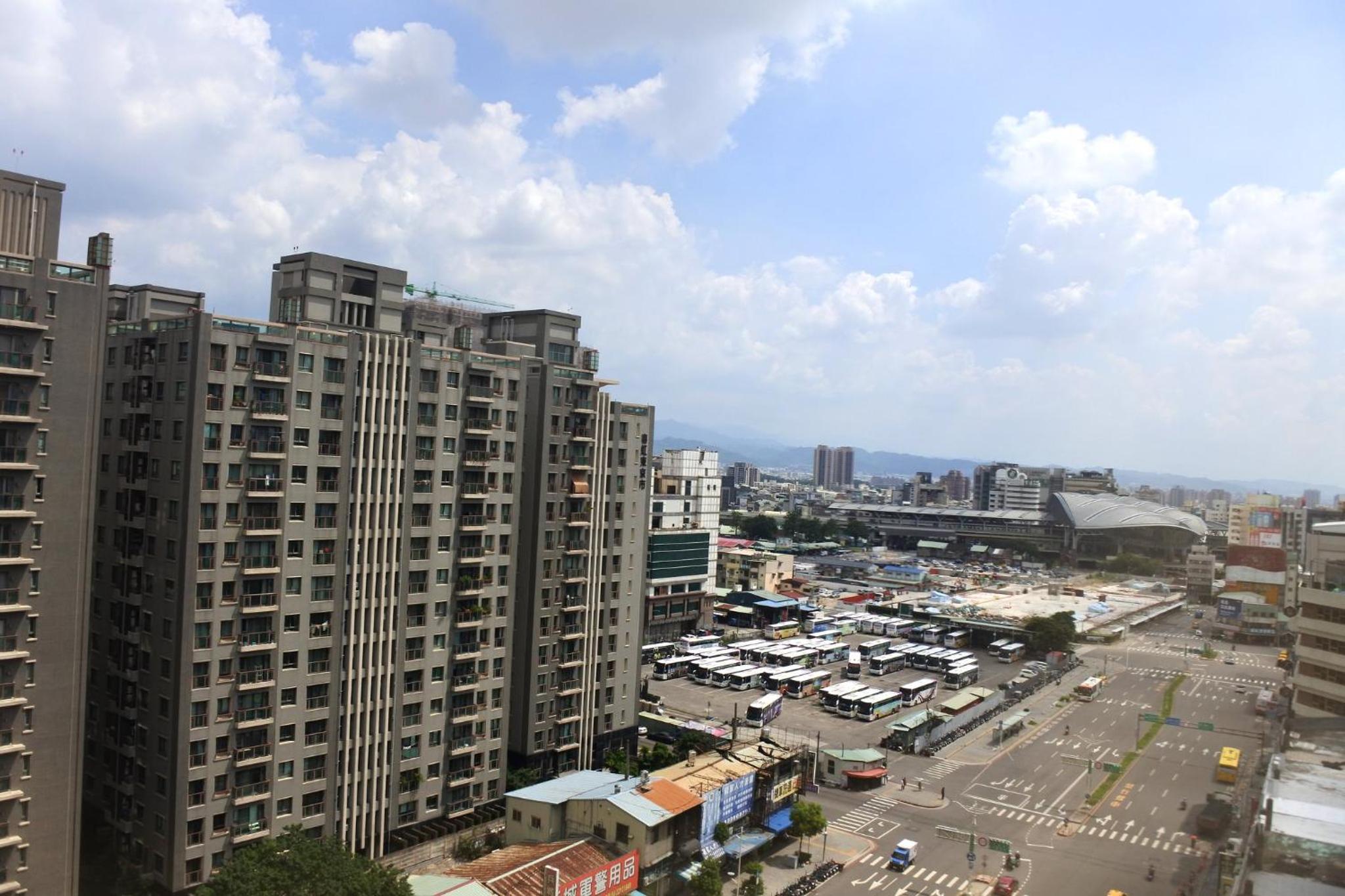 Standard Queen Room with City View - Photo 6