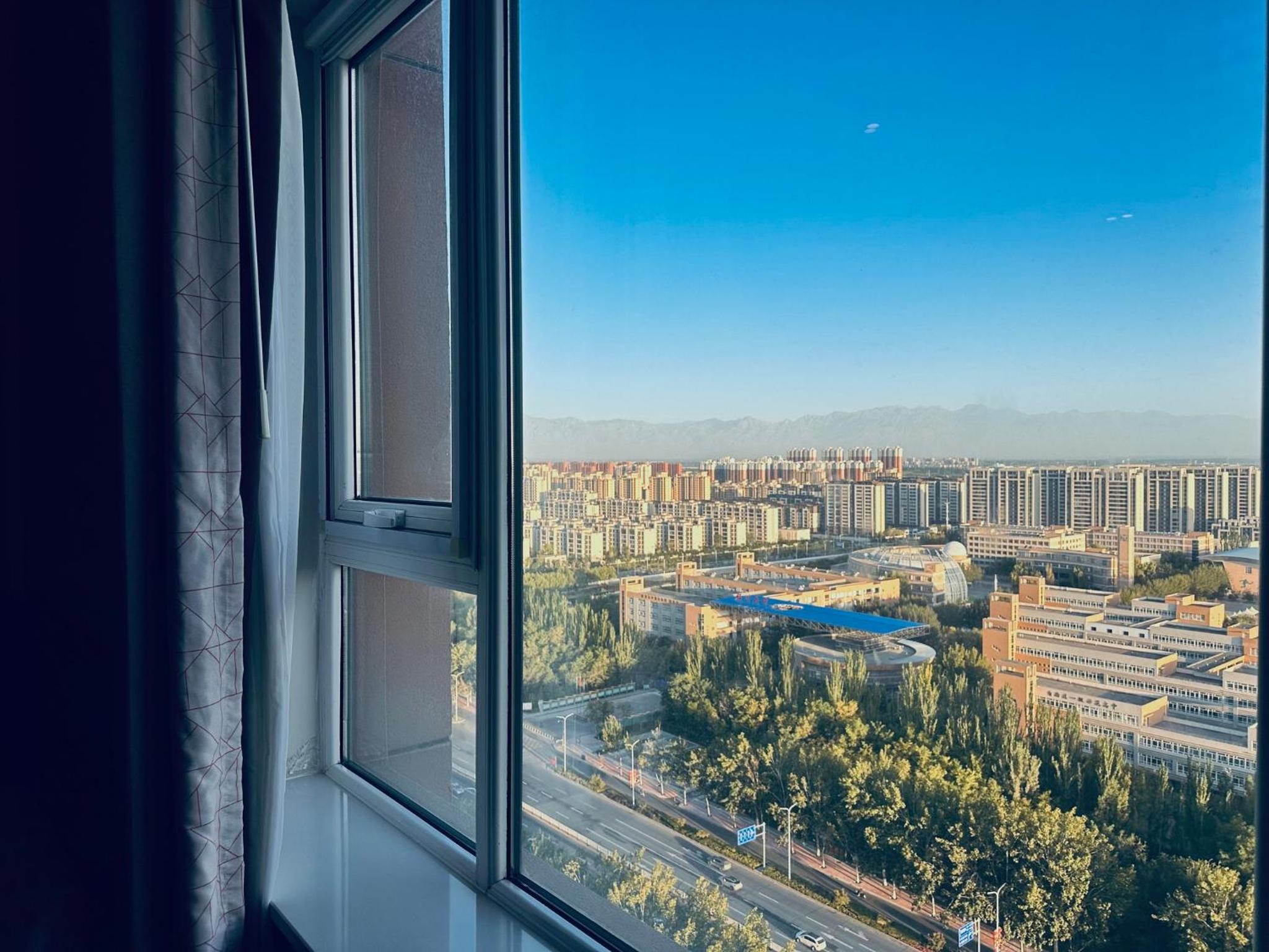 Standard King Room with City View - Photo 9
