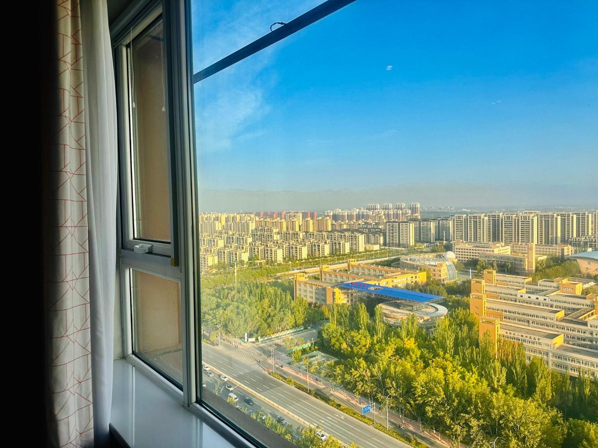 Standard King Room with City View - Photo 10