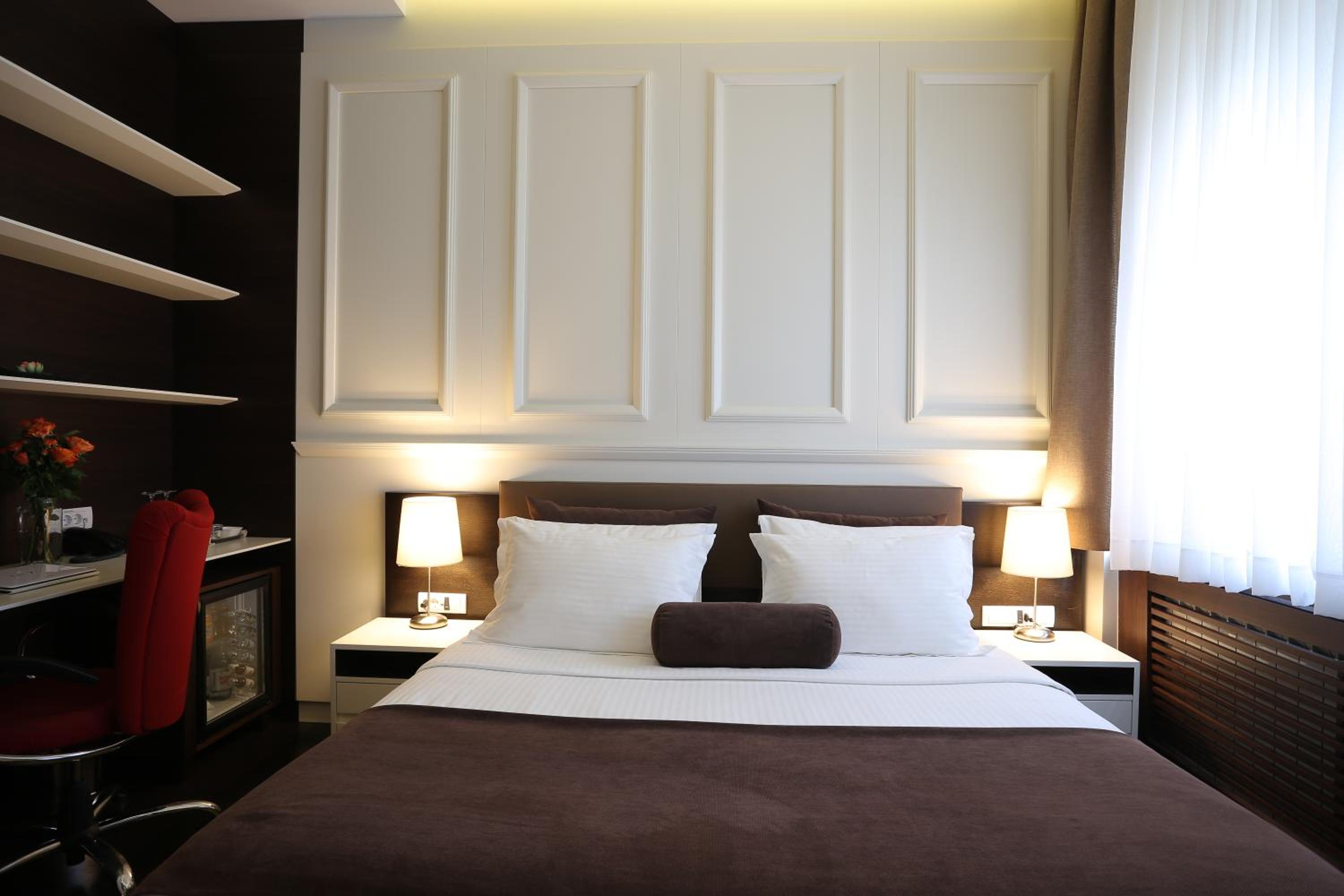 Luxury Suite with Free Parking - Photo 6