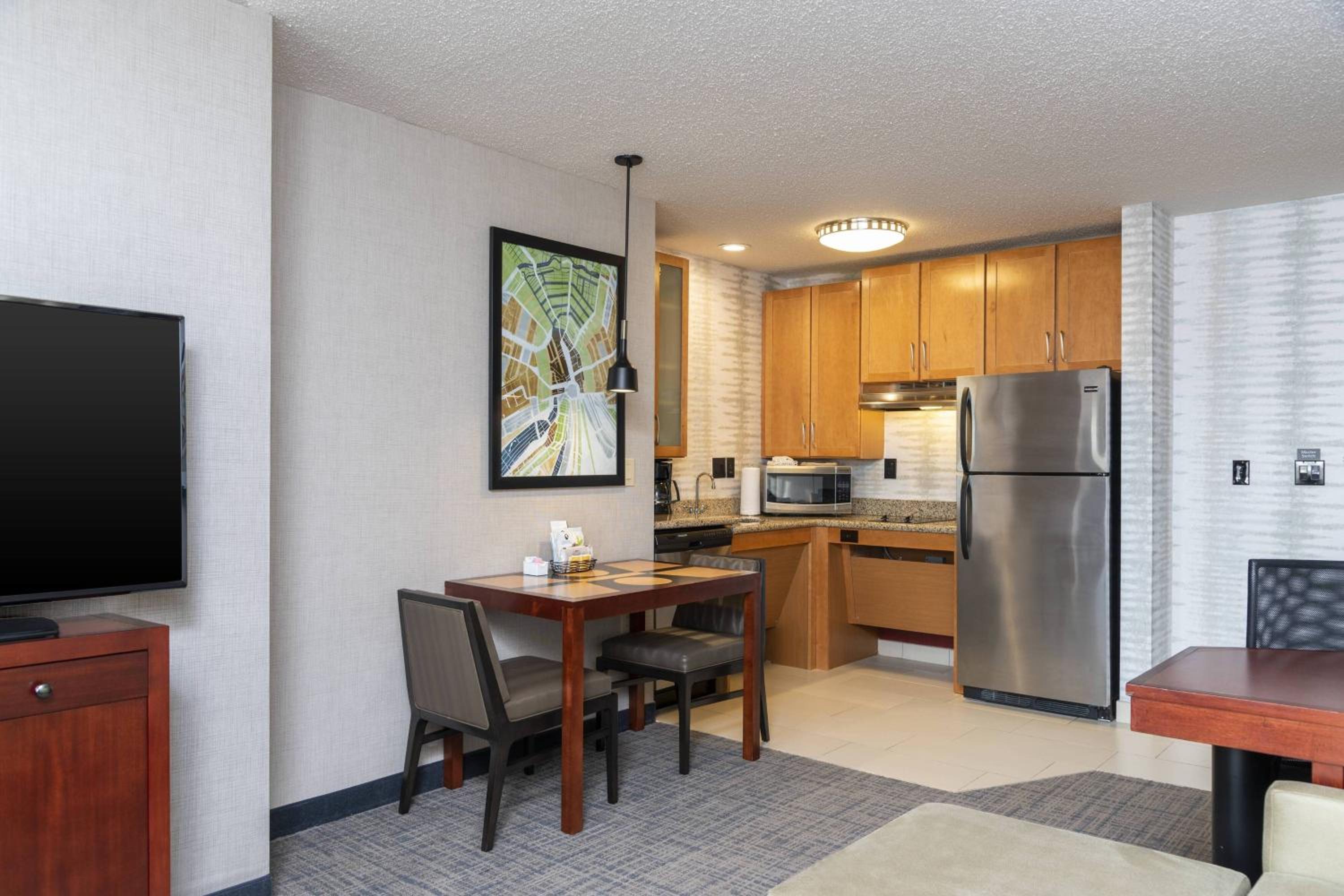 One-Bedroom Suite - Photo 7