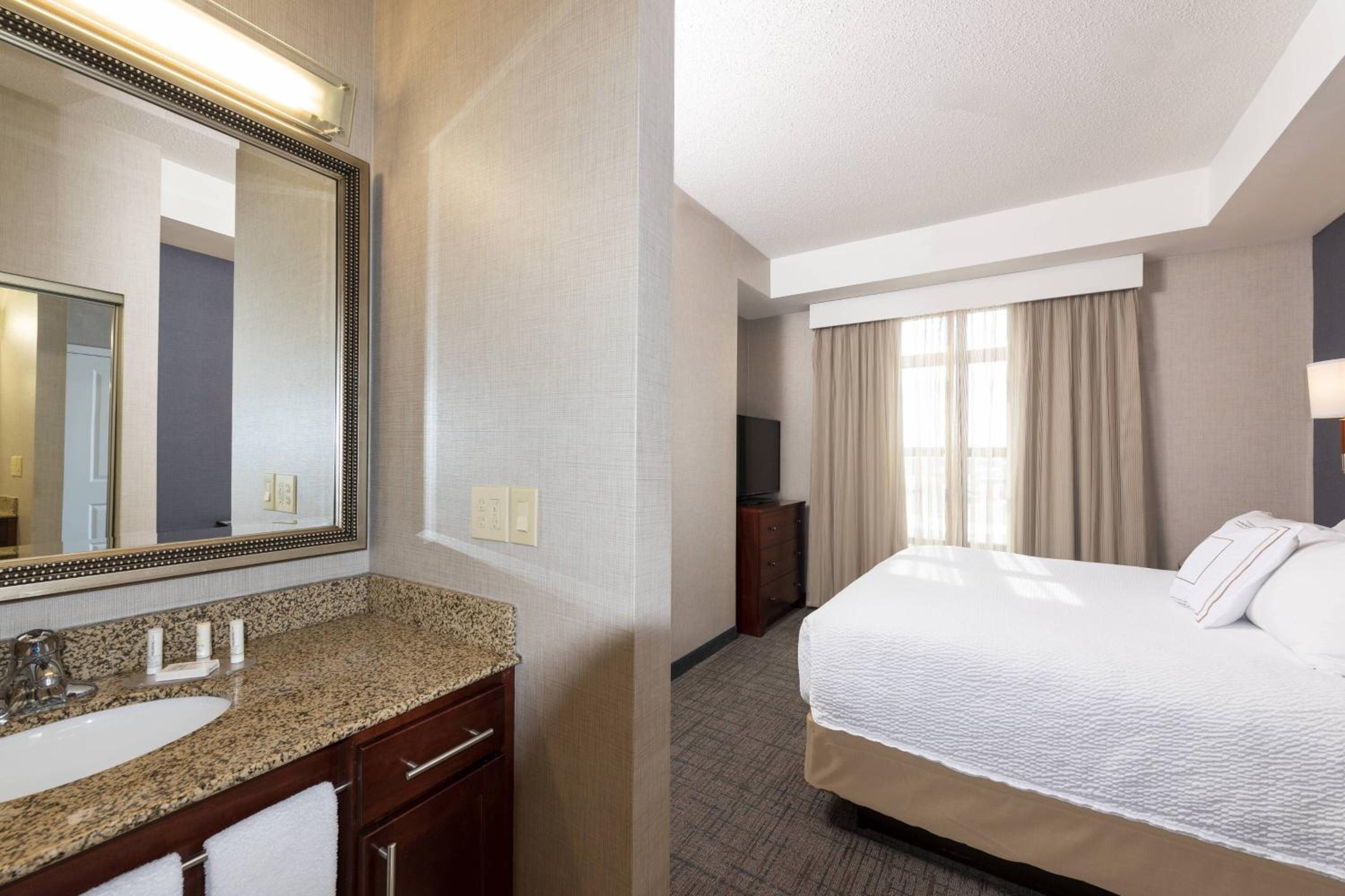 One-Bedroom Suite - Photo 8