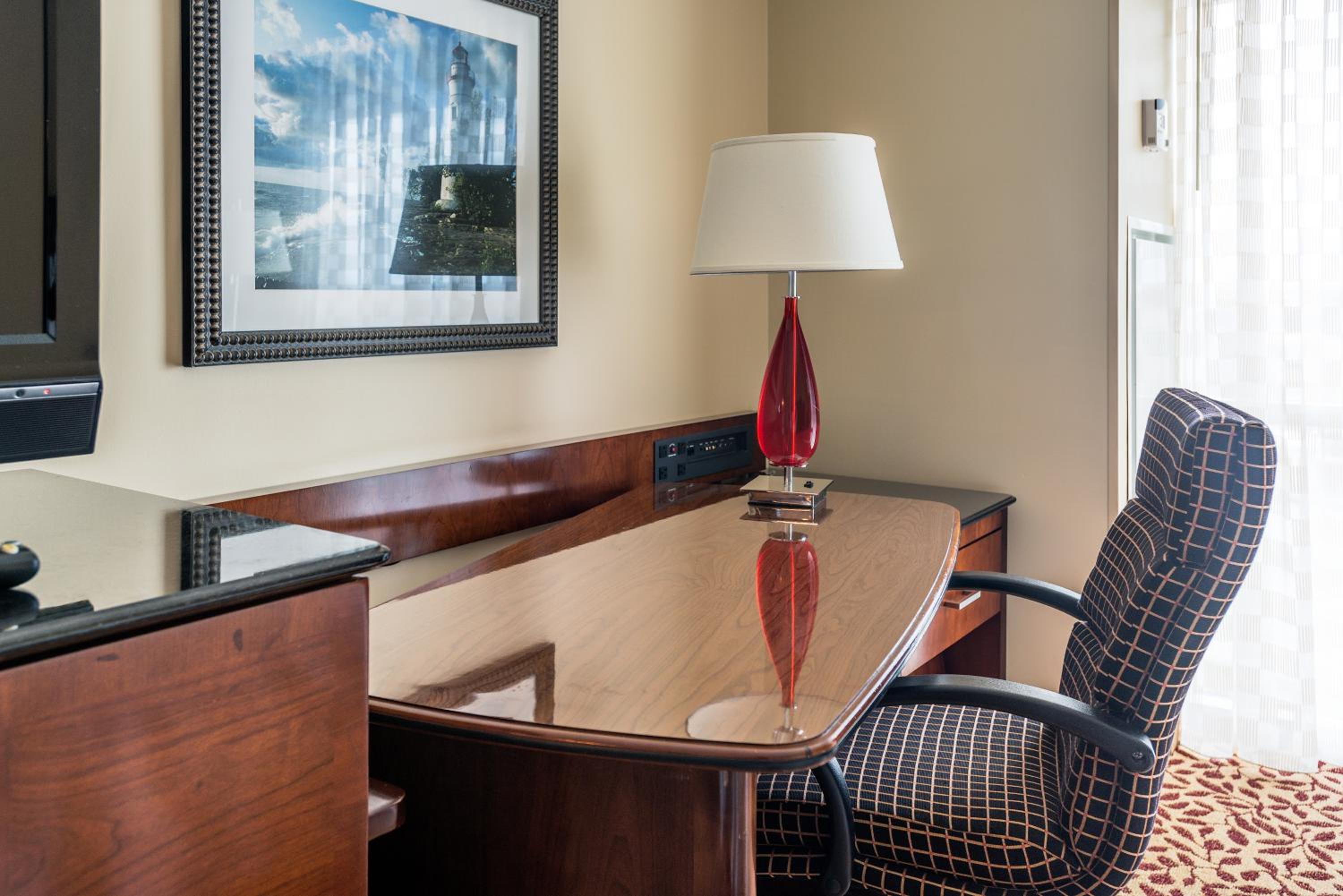 One-Bedroom Junior King Suite - Non-Smoking photo 2