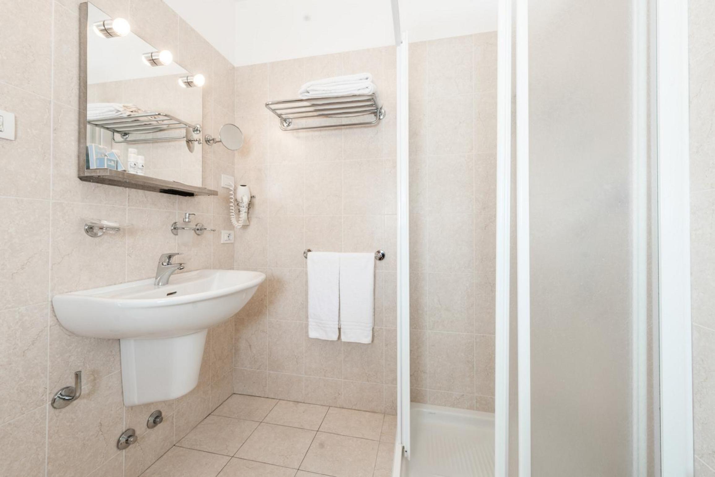 Deluxe Double or Twin Room - Photo 4