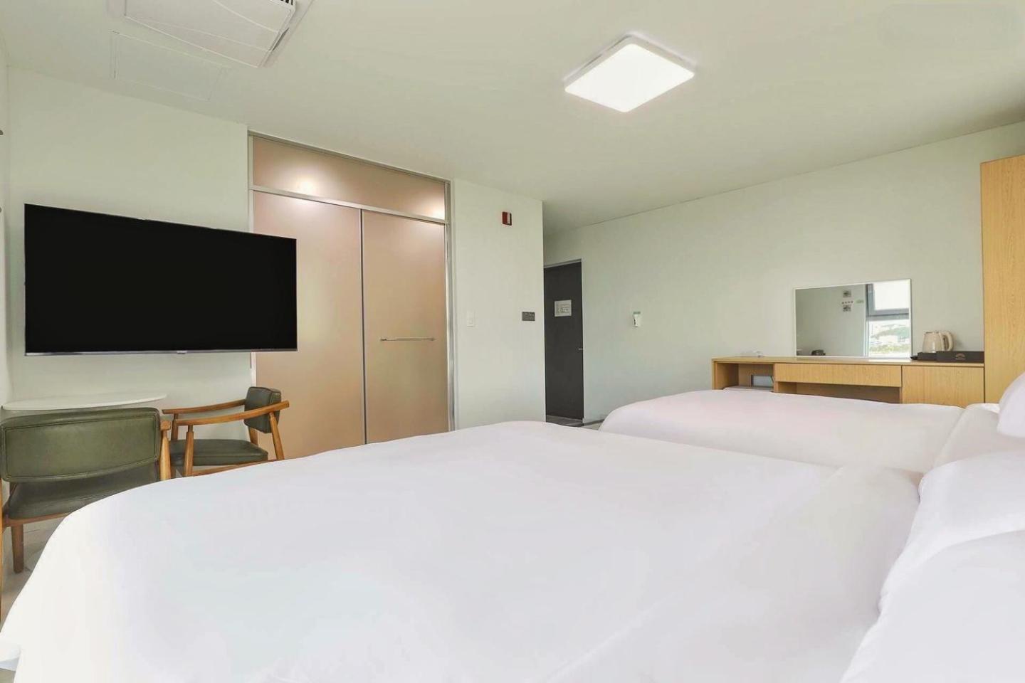 Suite - Photo 3