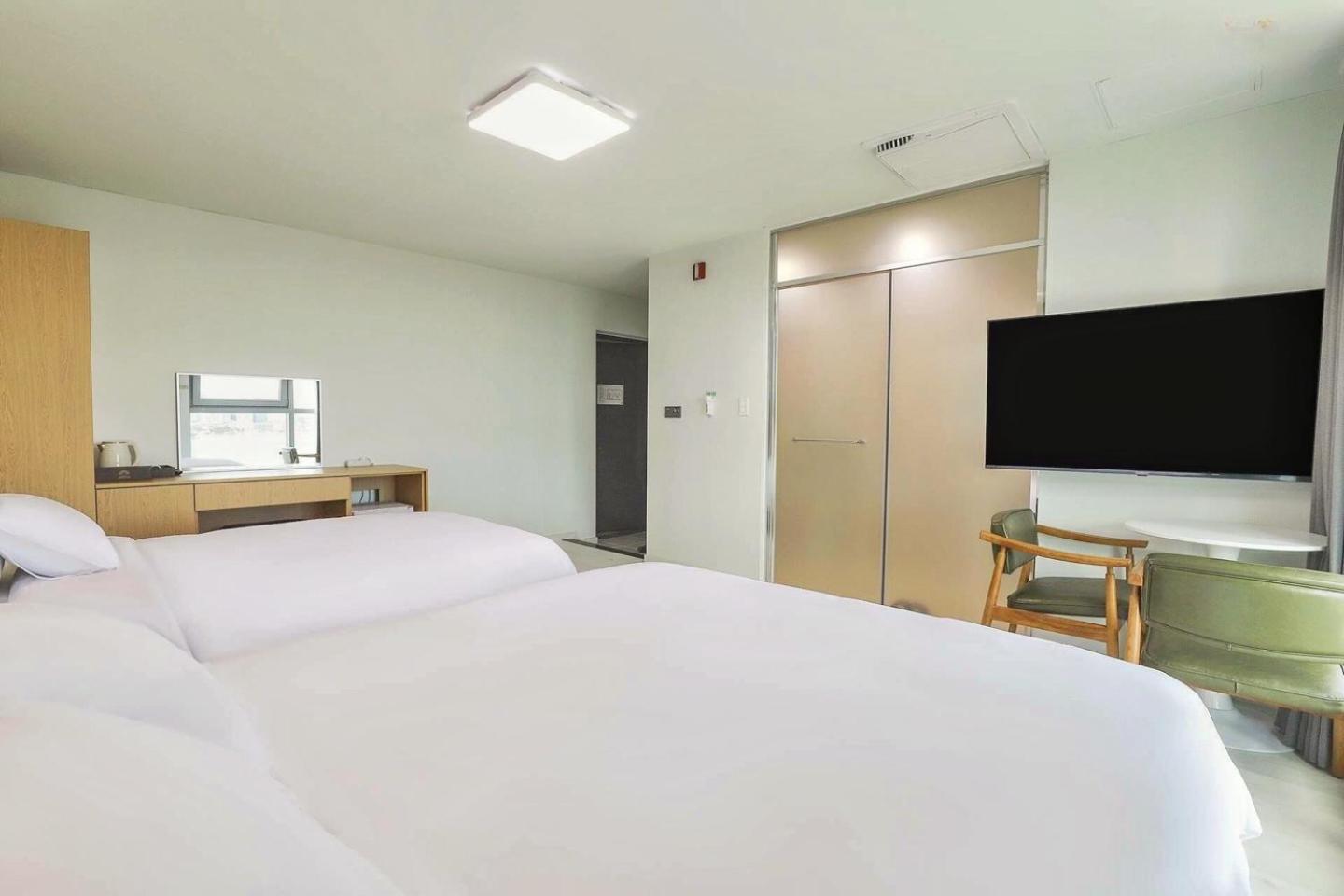 Suite - Photo 7