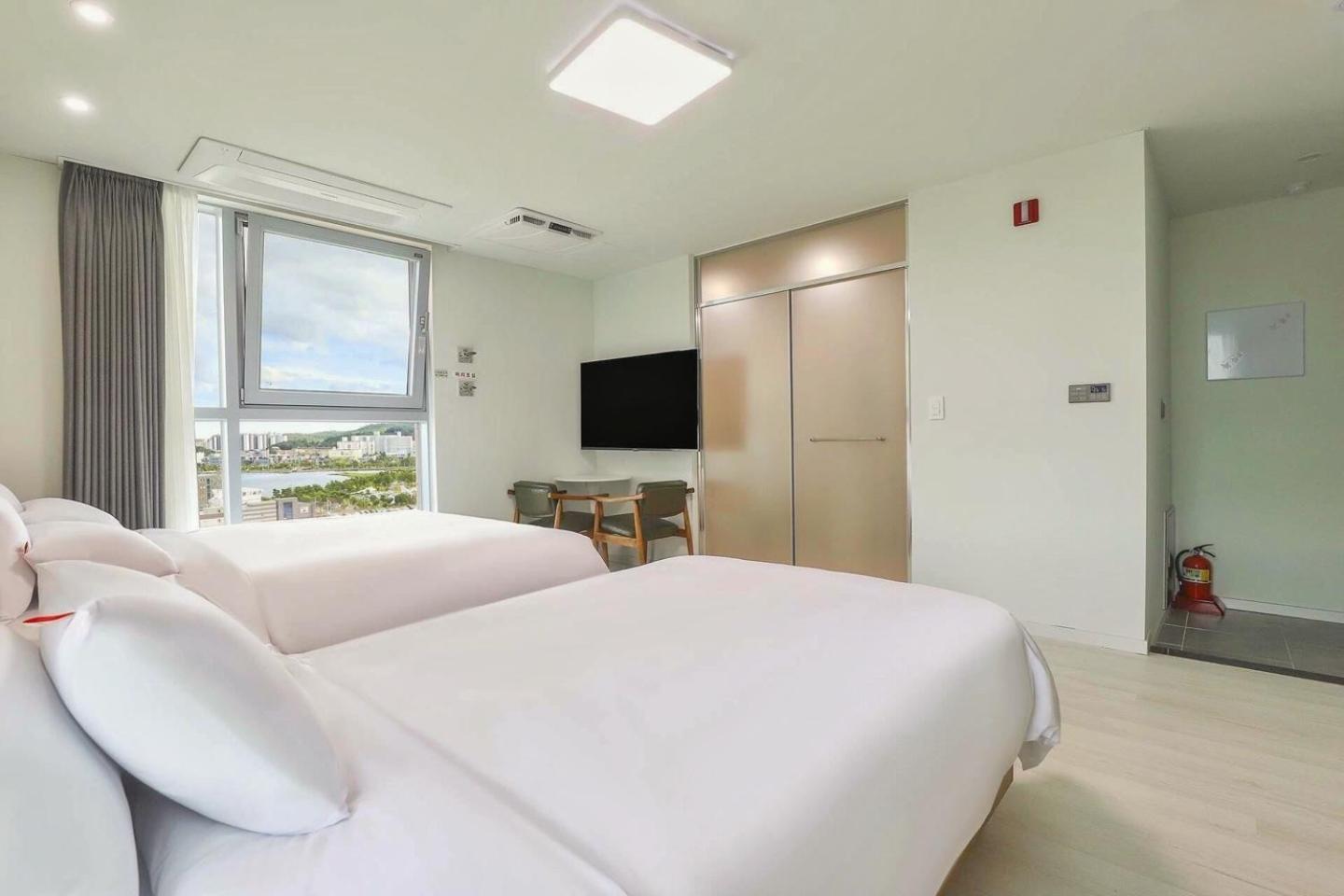 Suite - Photo 17