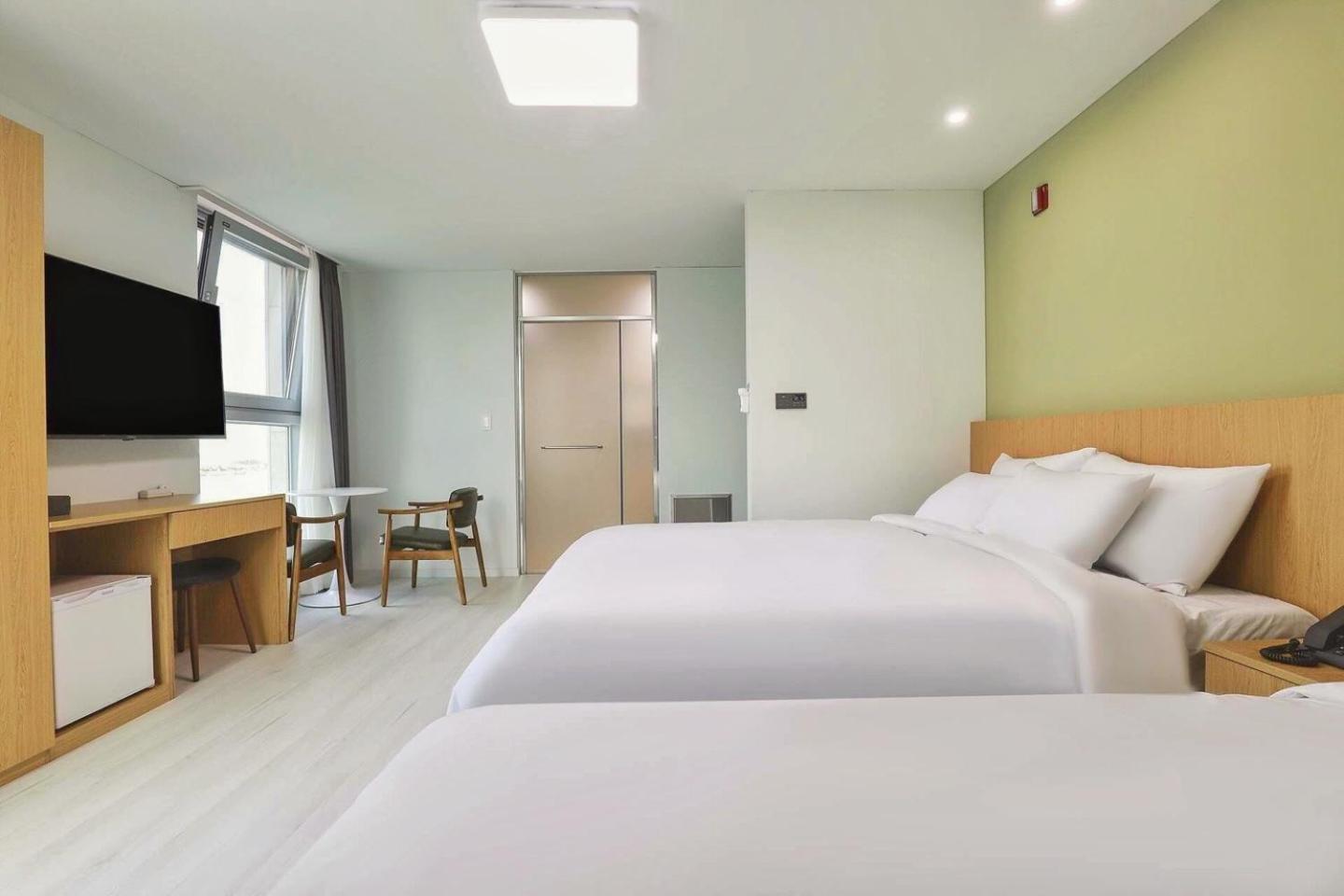 Suite - Photo 11