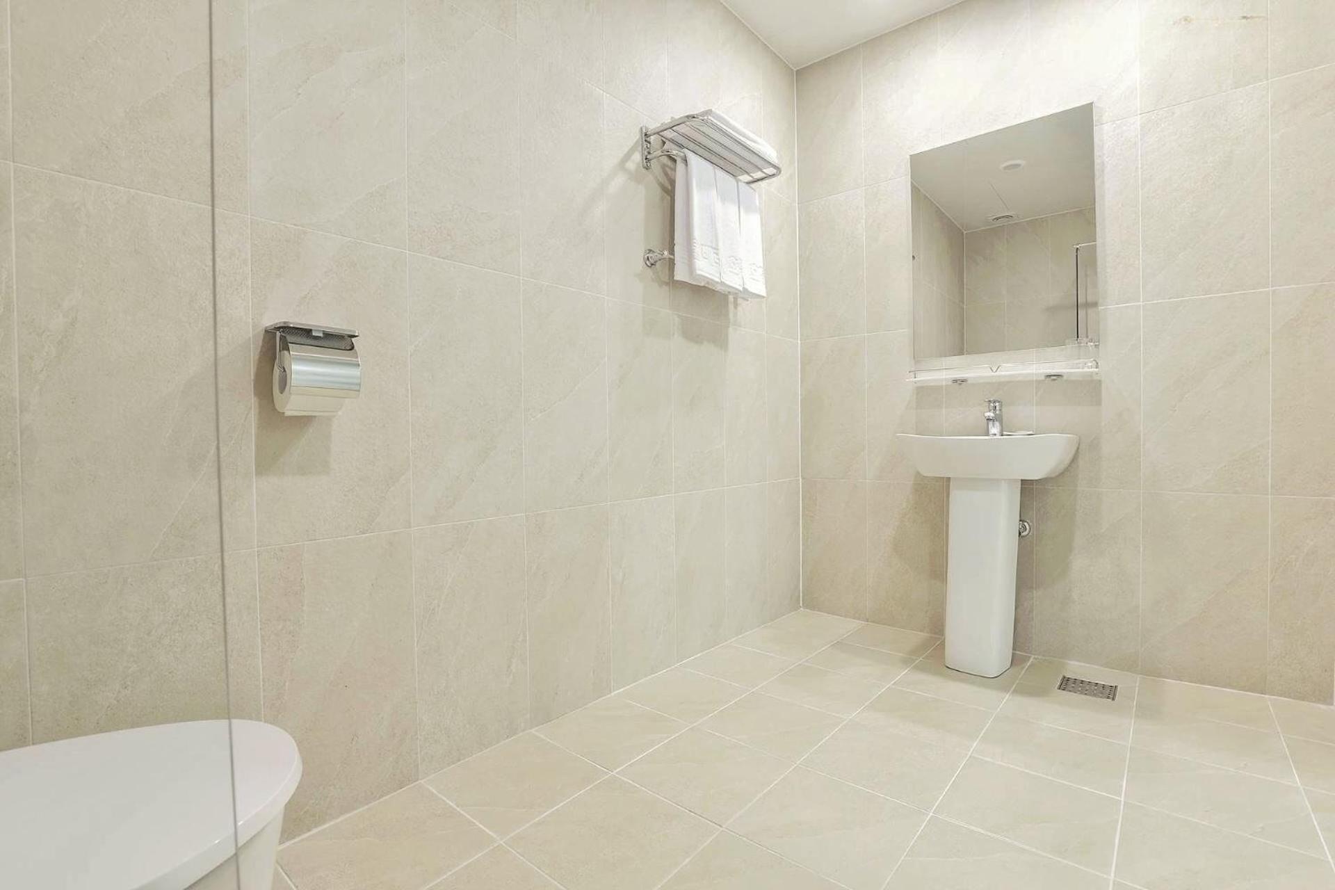Suite - Photo 15