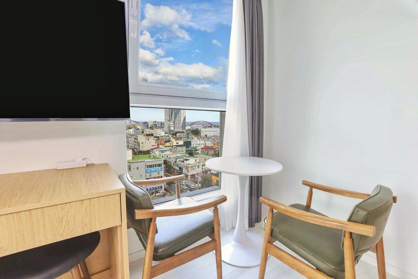 Suite - Photo 13