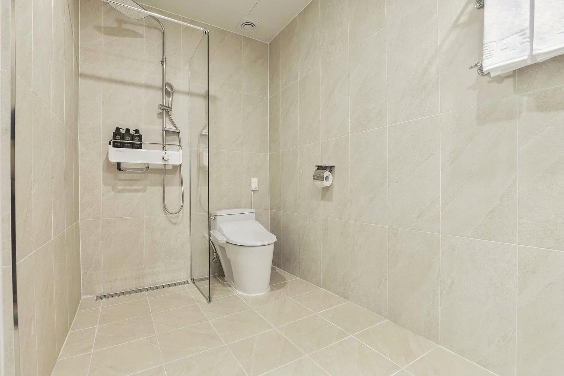 Suite - Photo 16
