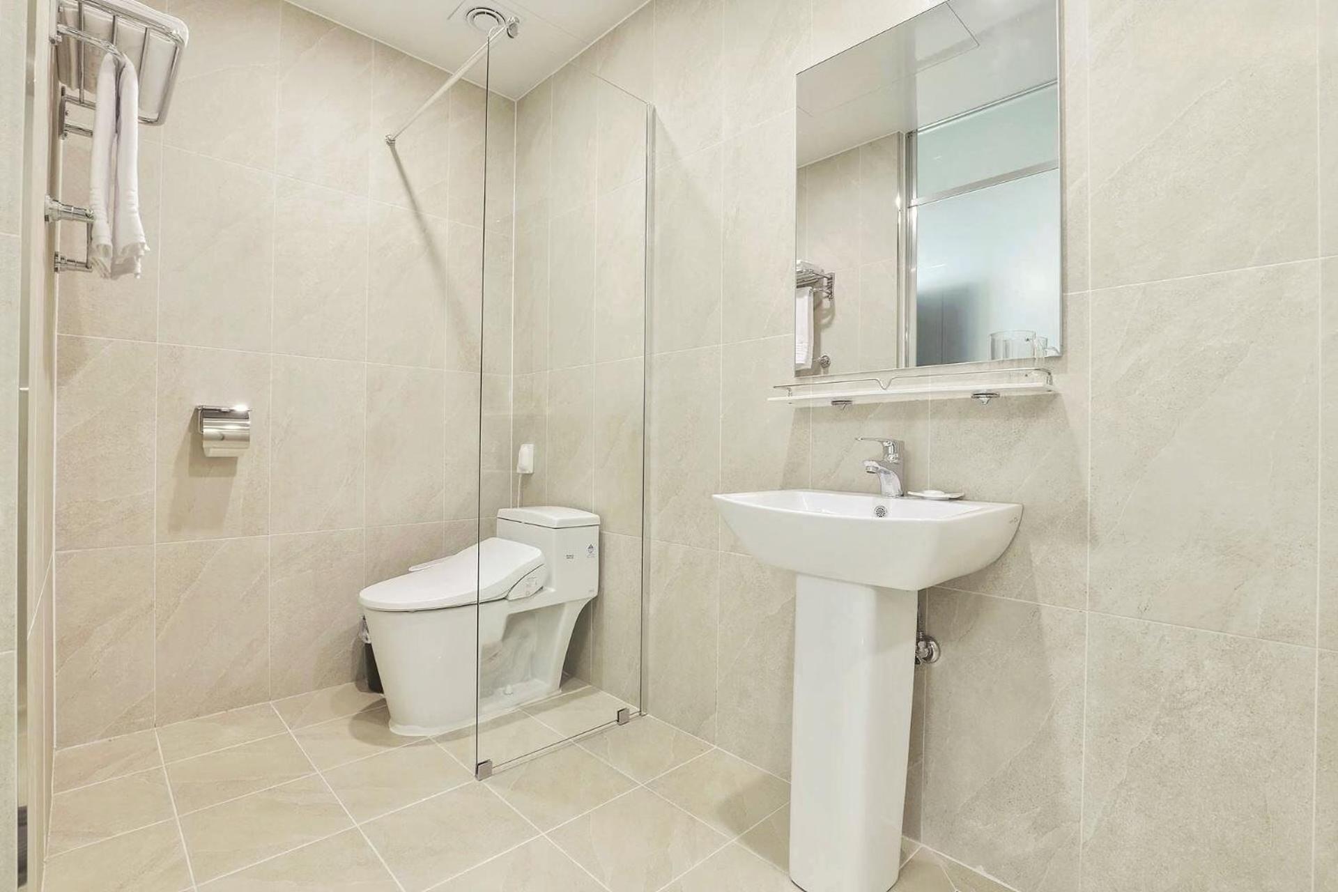 Suite - Photo 18