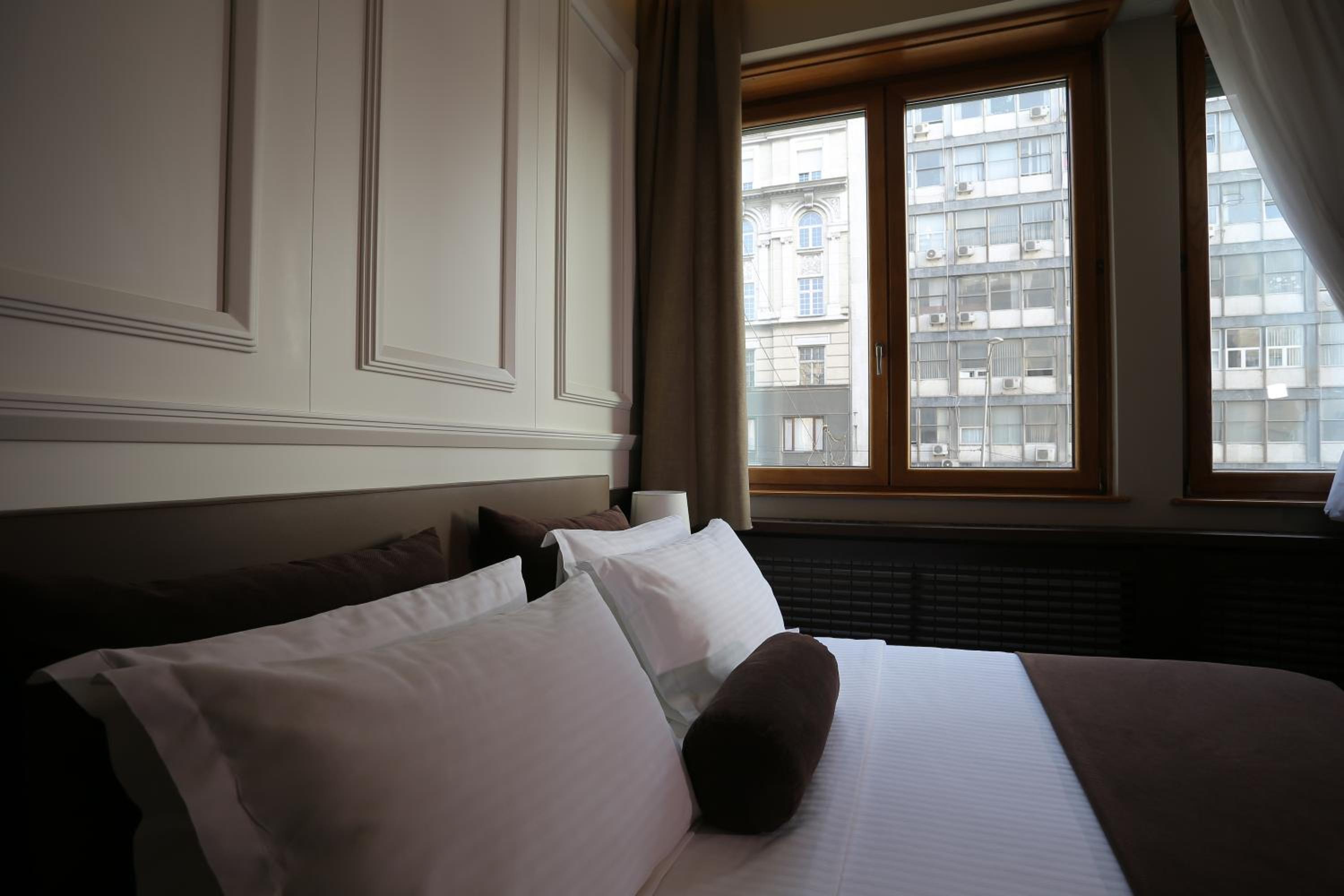 Luxury Suite with Free Parking - Photo 27