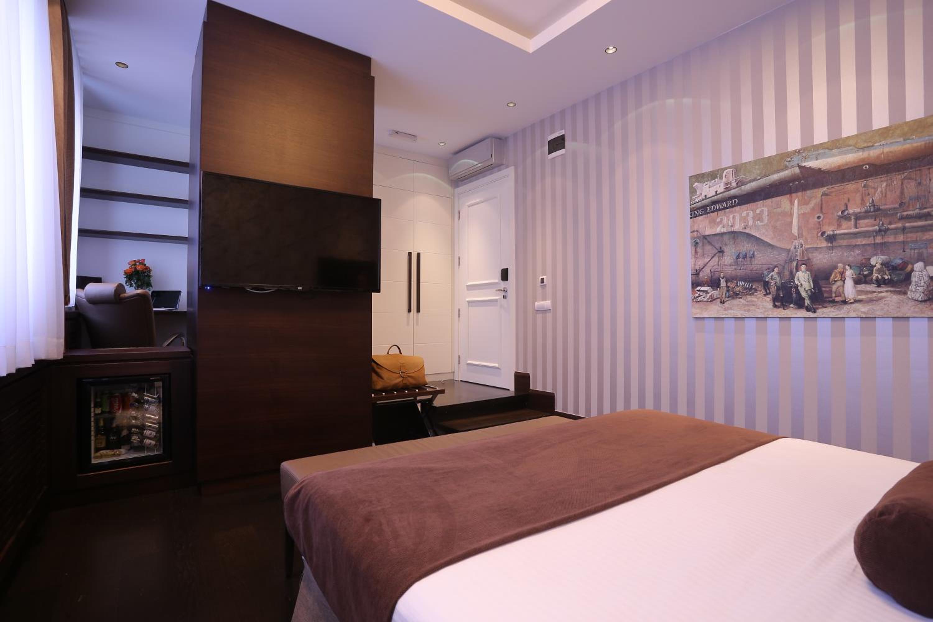 Superior King Suite with Free Parking - Photo 26