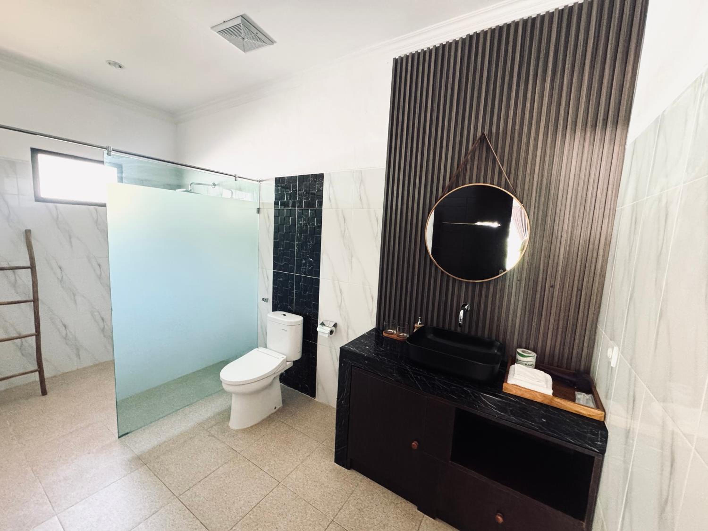 Deluxe King Suite - Photo 9