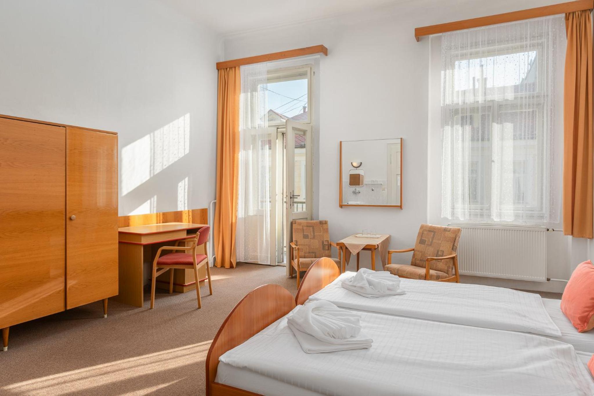Economy Twin Room with Shared Bathroom