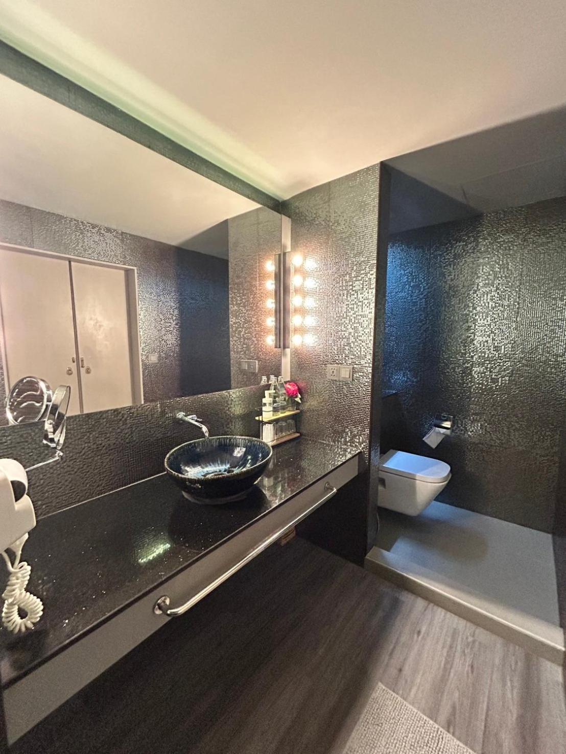 Double or Twin Room with Balcony - Photo 11