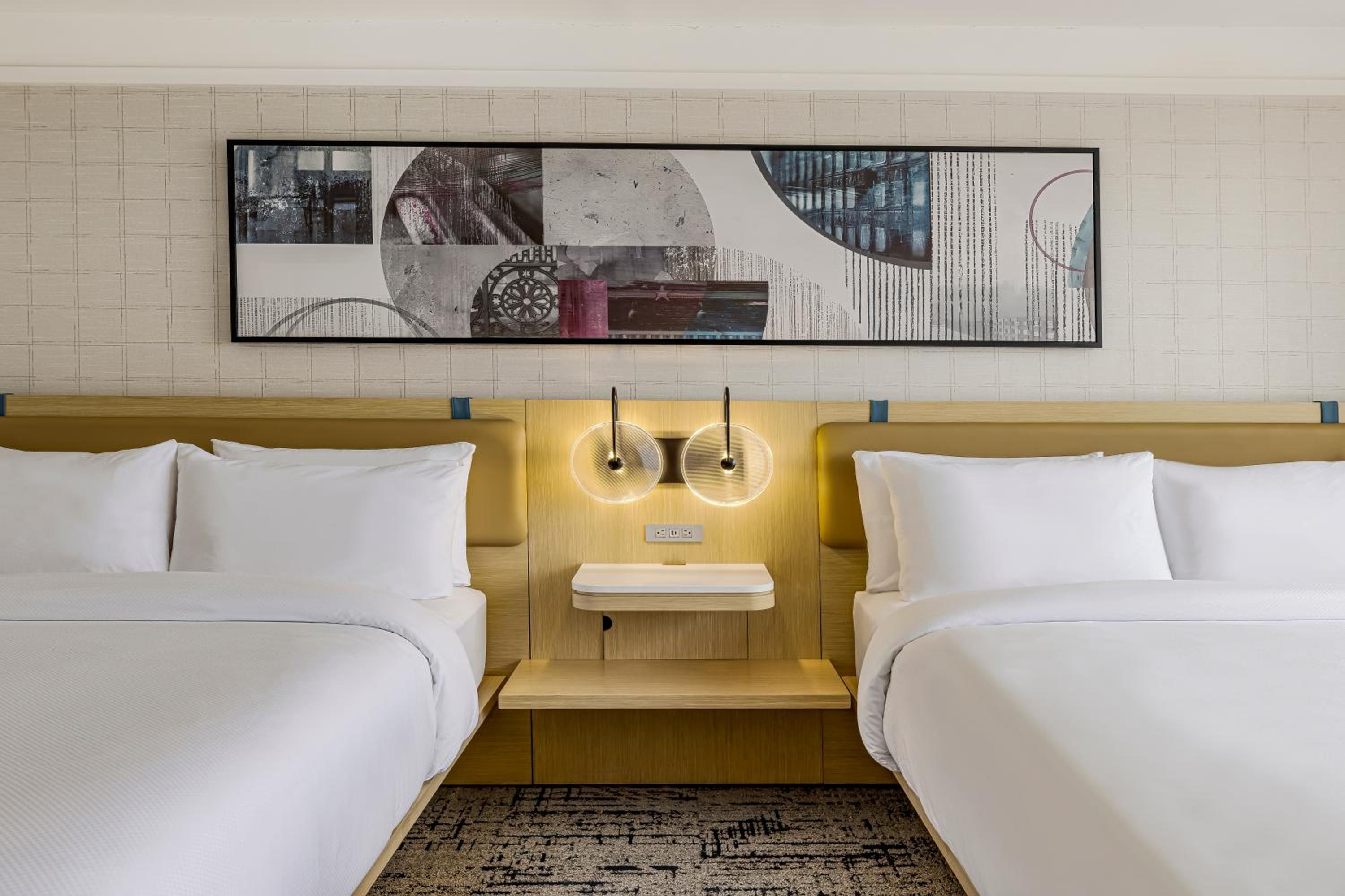 Premiume Queen Room with Two Queen Beds and Skyline View photo 2