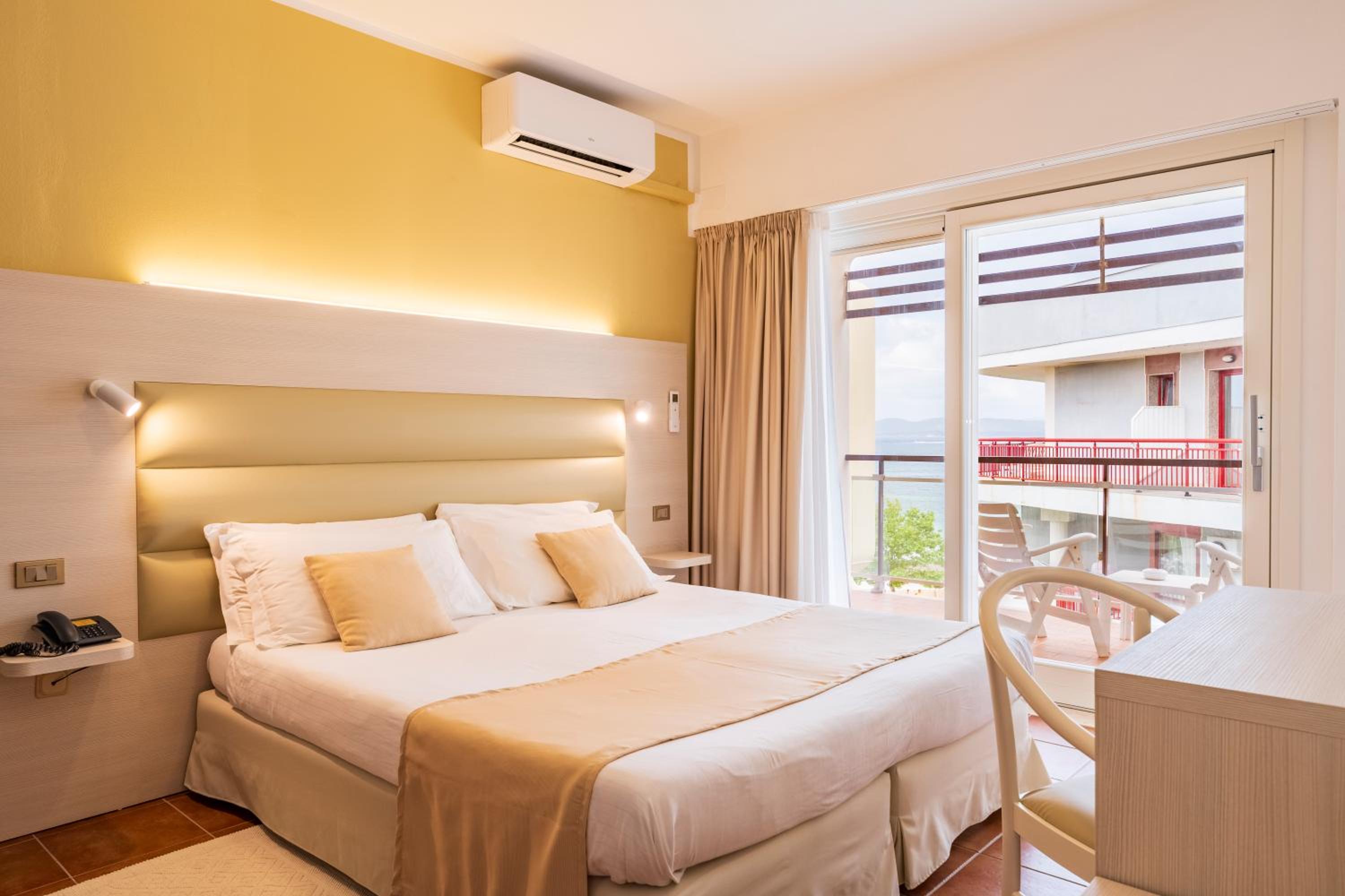 Double or Twin Room with Partial Sea View - Photo 2