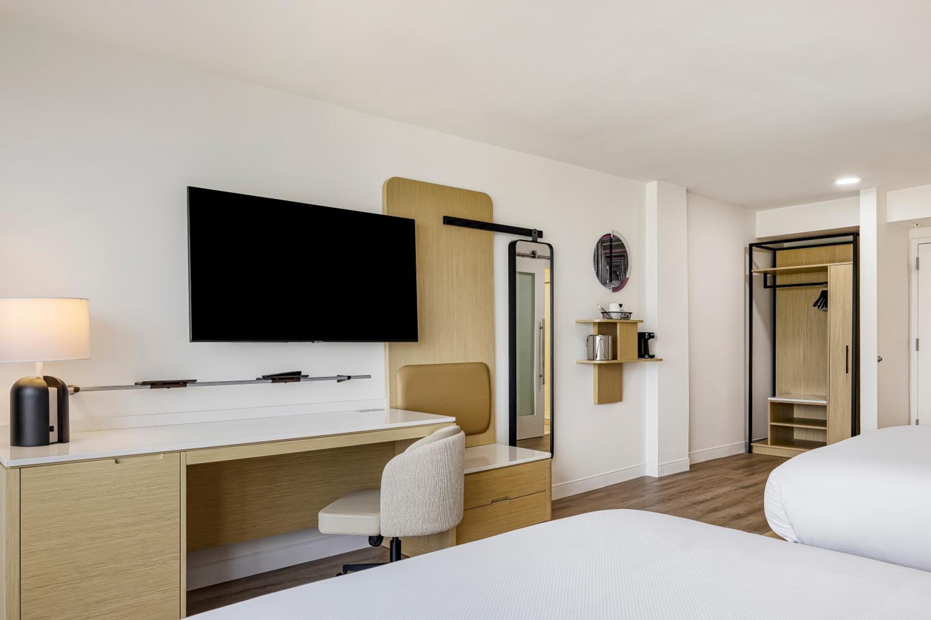 Premiume Queen Room with Two Queen Beds and Skyline View photo 3