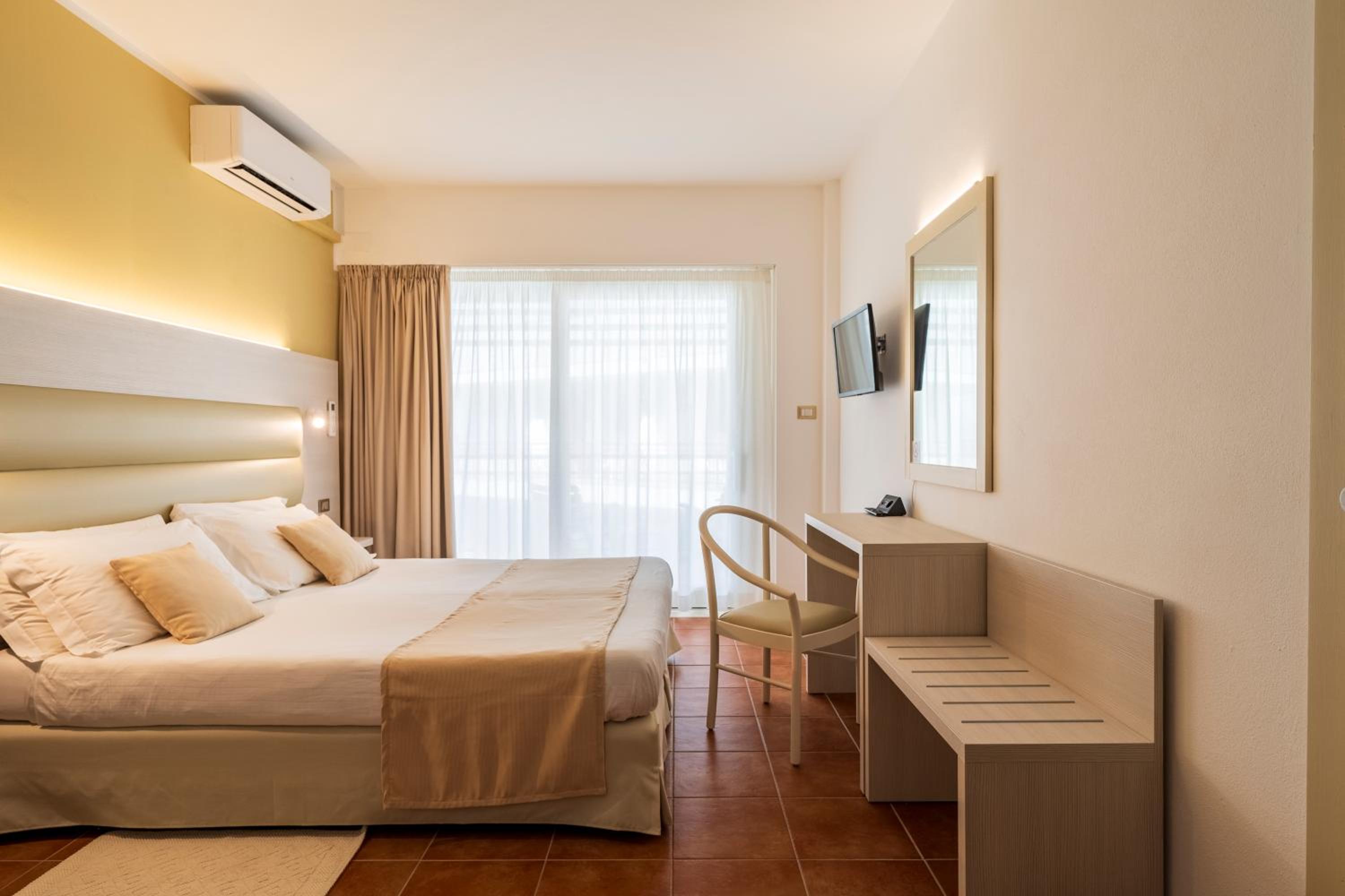 Double or Twin Room with Partial Sea View - Photo 3