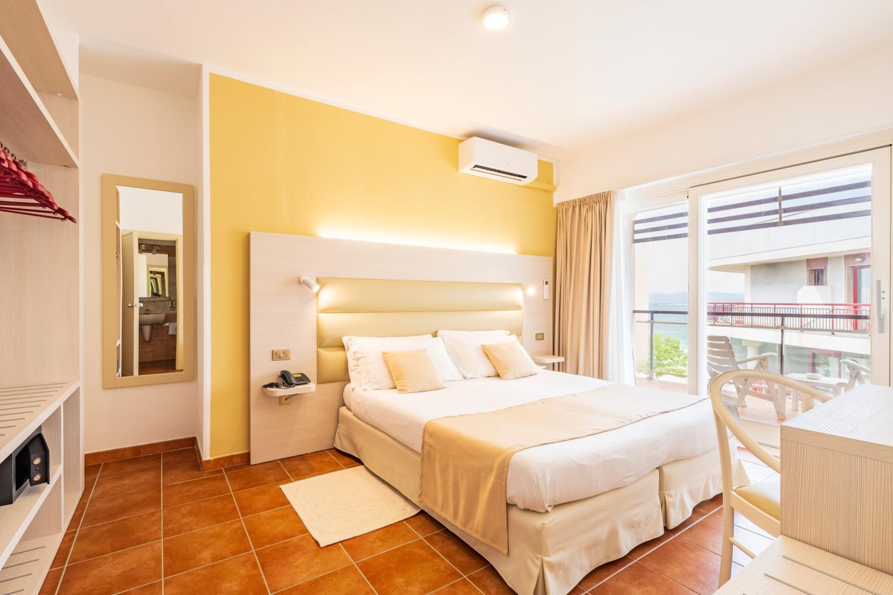 Double or Twin Room with Partial Sea View - Photo 1