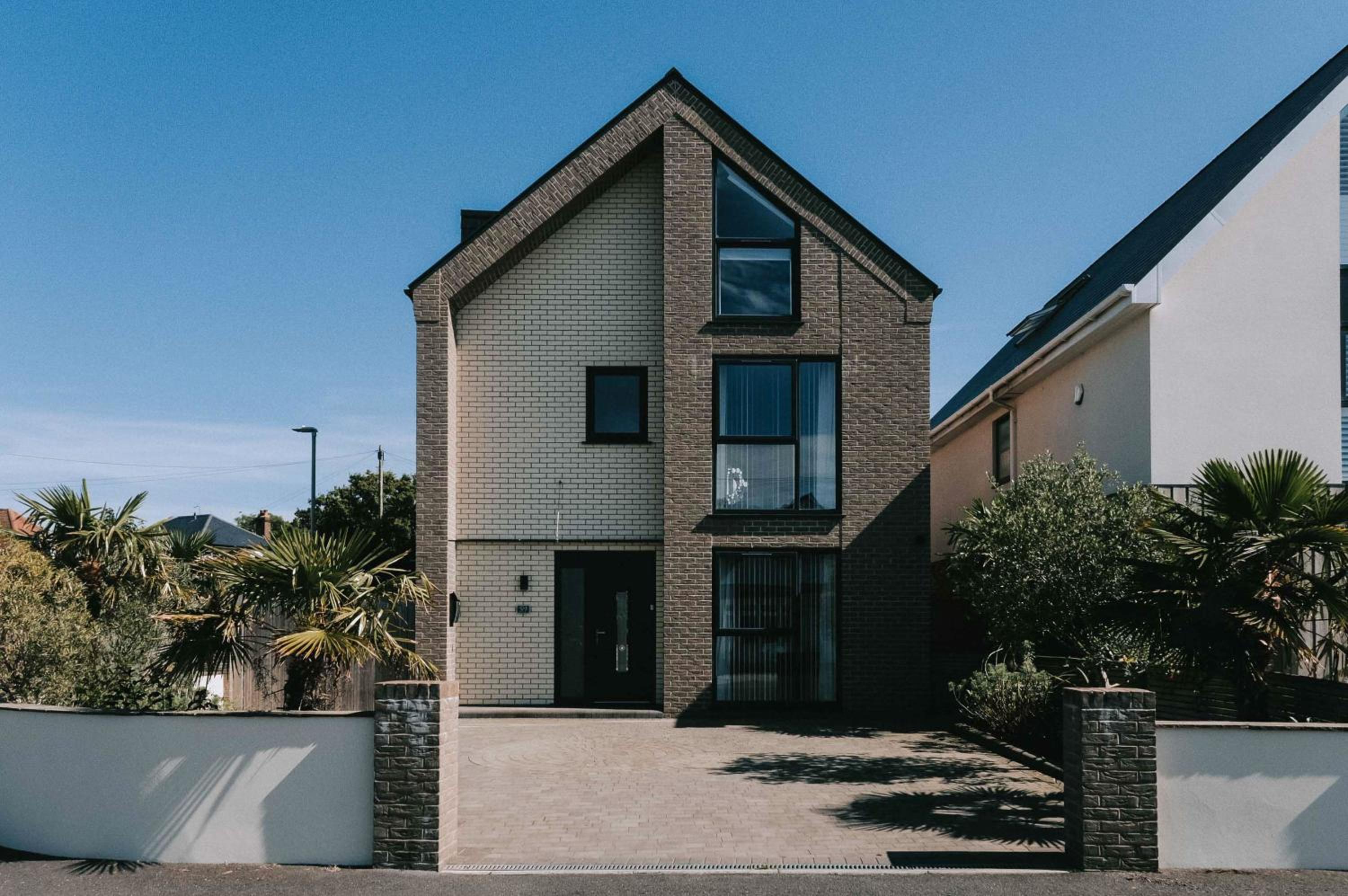 Five-Bedroom House photo 2
