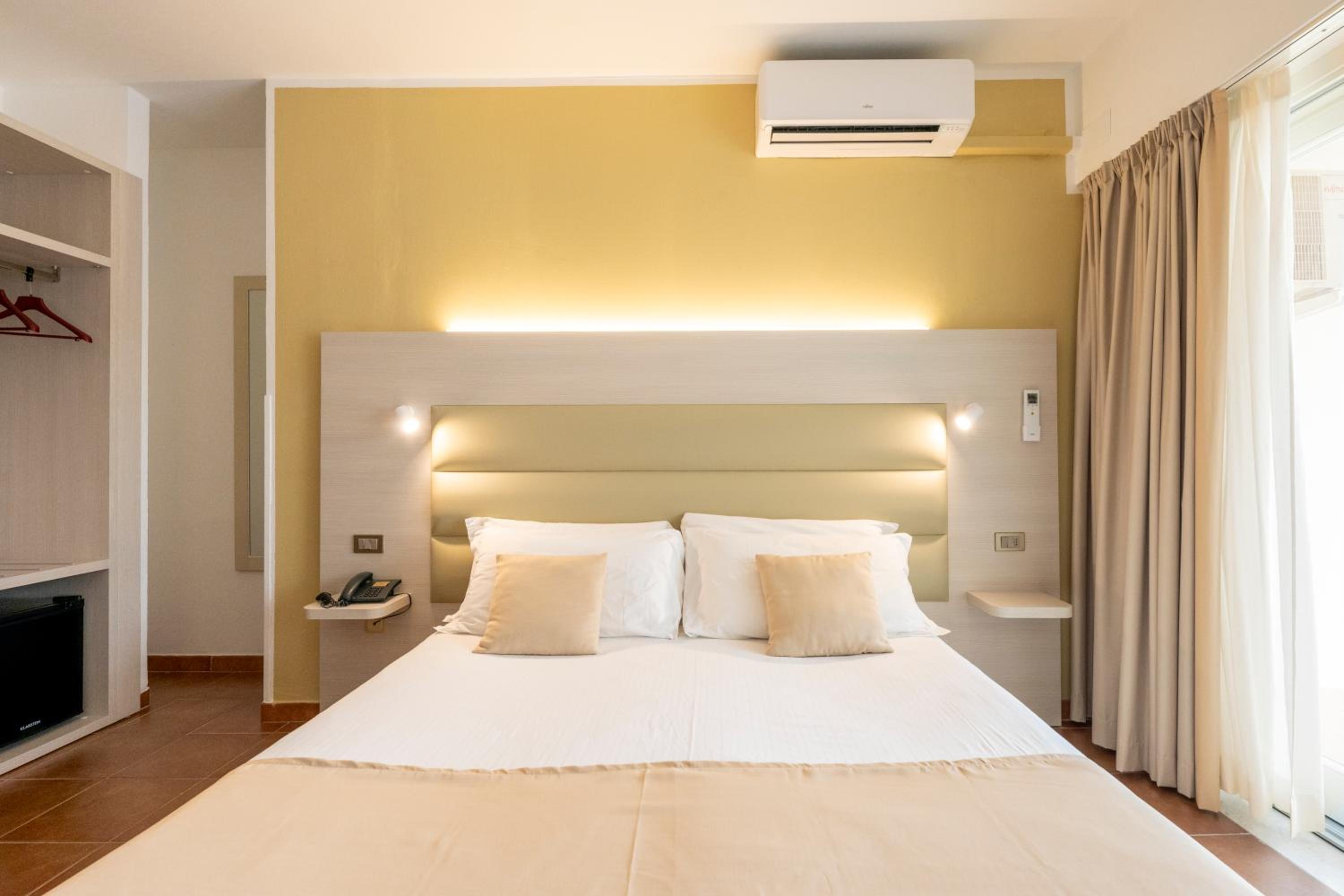 Double or Twin Room with Partial Sea View - Photo 4